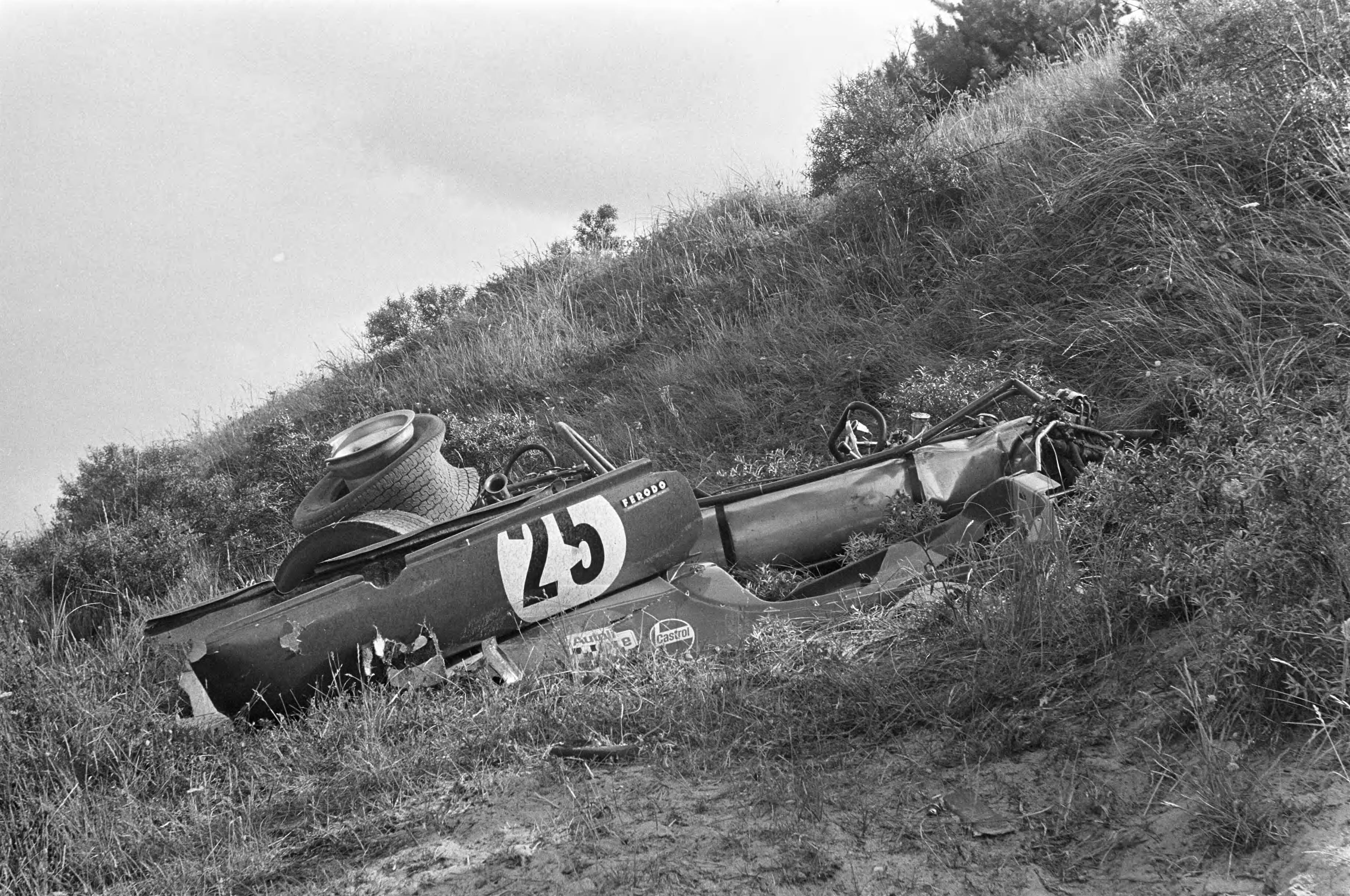 Fotocollectie Anefo — Grote Prijs van Zandvoort formule II . De vernielde wagen waarin Chris Lambert om het leven kwam — Foto: Evers, Joost / Anefo. Licentie: Set B: Rechtenvrij / Publiek Domein. Bron: Nationaal Archief. http://hdl.handle.net/10648/ab484500-d0b4-102d-bcf8-003048976d84