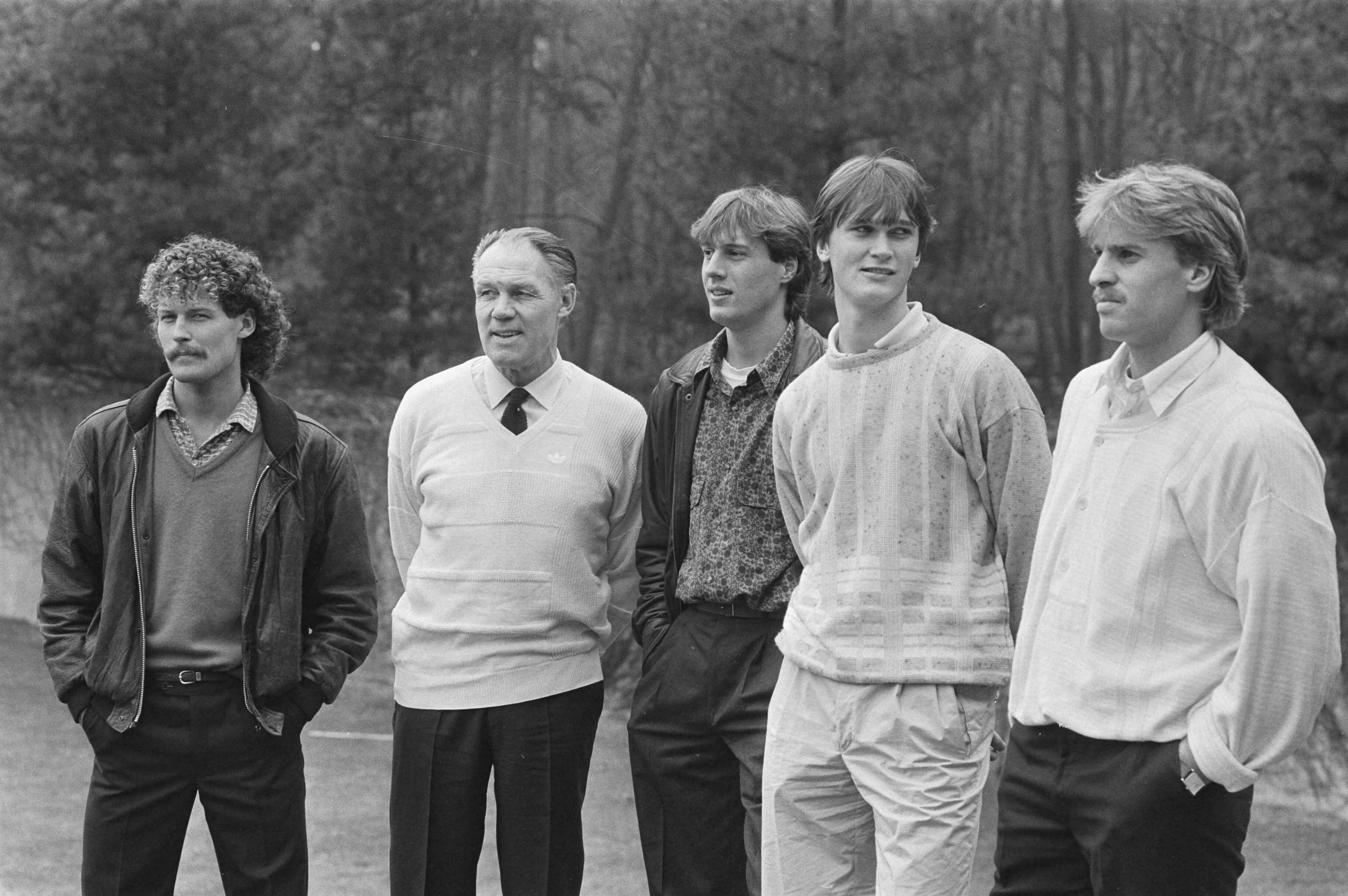 Fotocollectie Anefo — Nederlands Elftal bijeen in Zeist; v.l.n.r. Blind, Rinus Michels , van t Schip , Bosman, Suvrijn — Foto: Croes, Rob C. / Anefo. Licentie: Set B: Rechtenvrij / Publiek Domein. Bron: Nationaal Archief. http://hdl.handle.net/10648/ad529d00-d0b4-102d-bcf8-003048976d84
