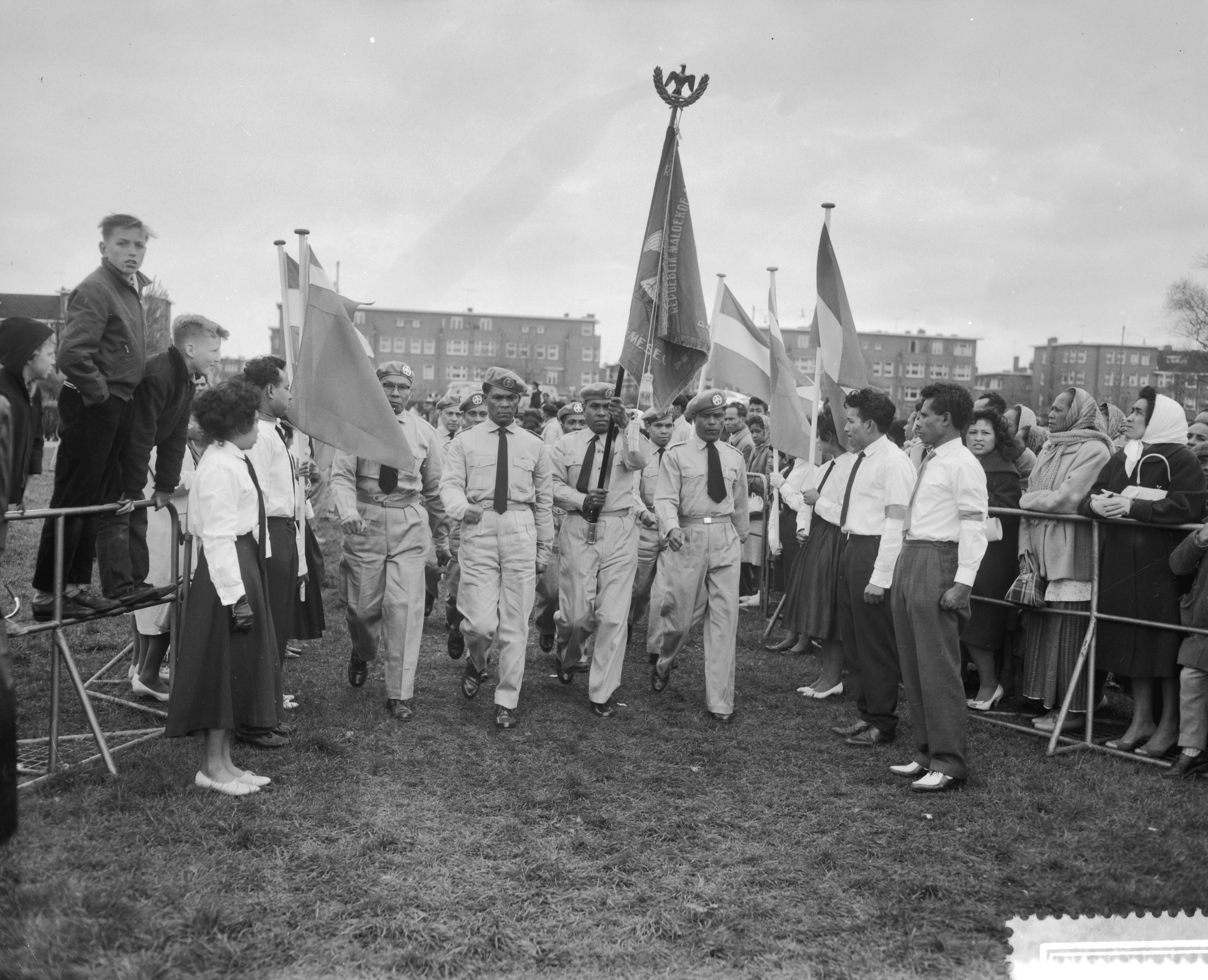 Fotocollectie Anefo — Herdenking van het 10-jarig bestaan van de Republiek der Zuid-Molukken n het Zuiderpark te Den Haag — Foto: Behrens, Herbert F. / Anefo. Licentie: Set B: Rechtenvrij / Publiek Domein. Bron: Nationaal Archief. http://hdl.handle.net/10648/a9ad1734-d0b4-102d-bcf8-003048976d84