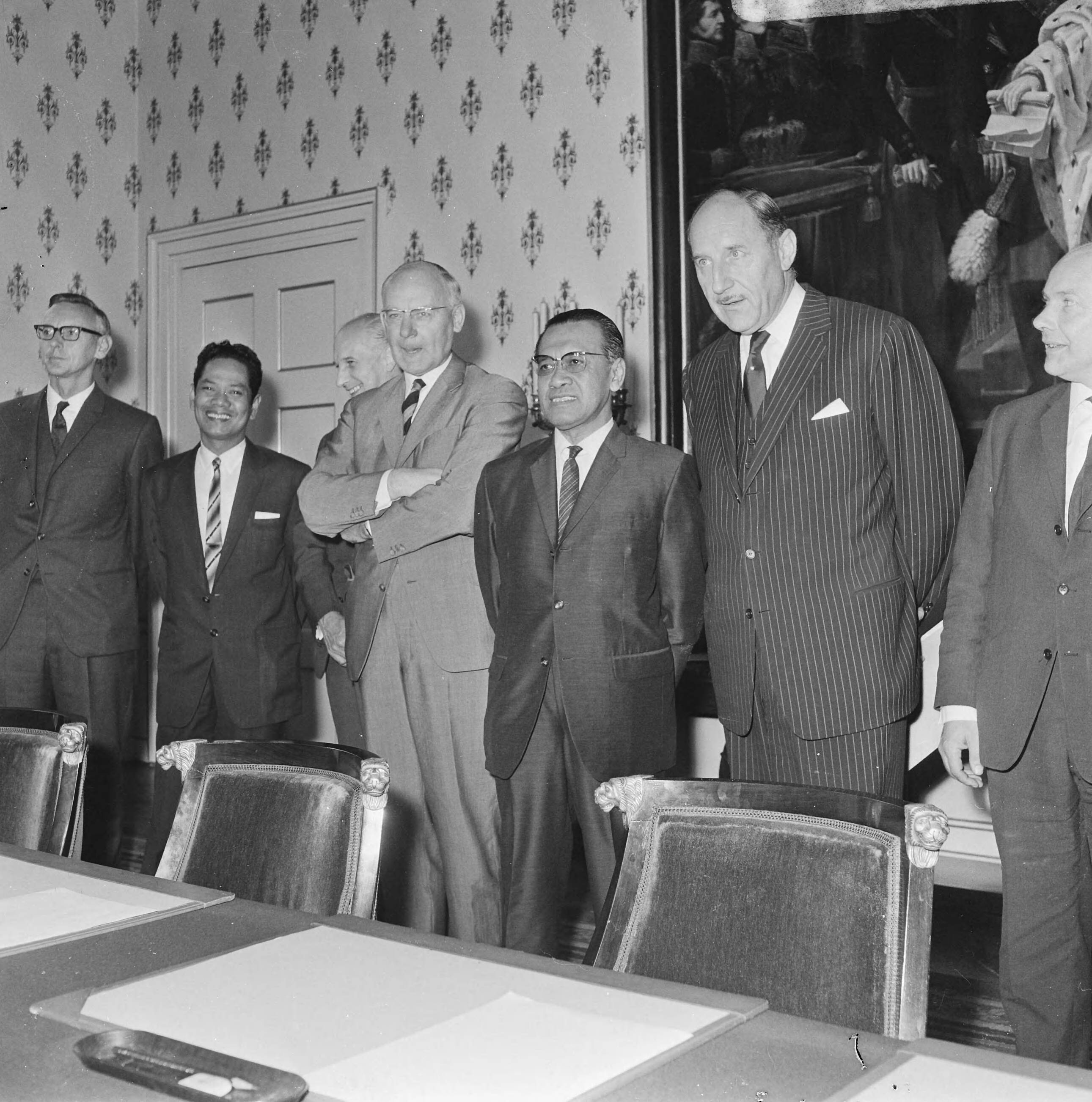 Nederland-Indonesië besprekingen te Den Haag — V.l.n.r. Minister A.Vondeling, Sultan Hamengkubuwana IX (minister van Economische Zaken van Indonesië), Minister J. Luns en Minister J. Den Uyl bij aanvang van de vergadering — Foto: Voets, Jan / Anefo. Licentie: Set B: Rechtenvrij / Publiek Domein. Bron: Nationaal Archief. http://hdl.handle.net/10648/aafb673a-d0b4-102d-bcf8-003048976d84