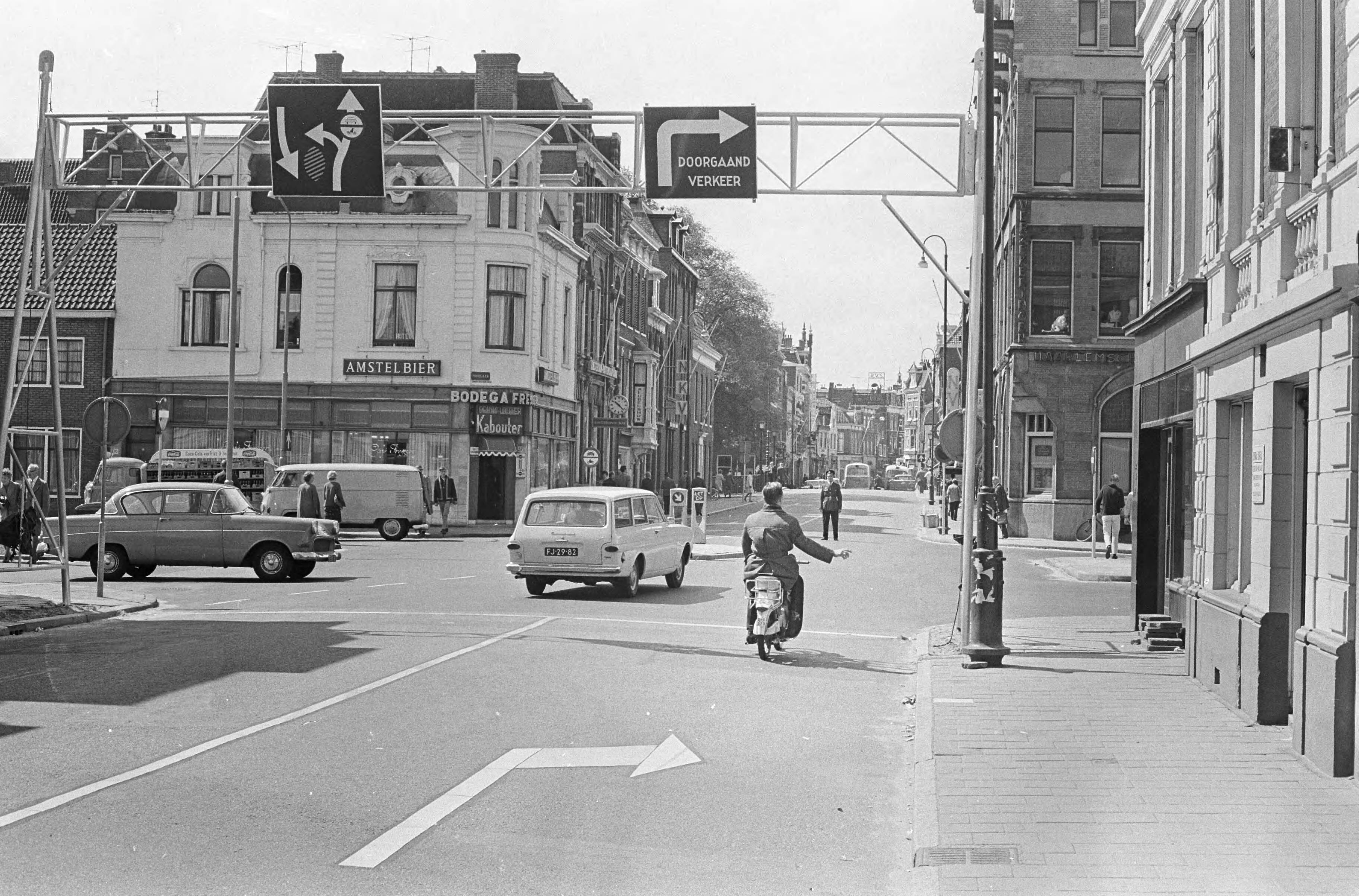 Fotocollectie Anefo — Grote Markt te Haarlem afgesloten voor alle verkeer, de binnenstad afgesloten Kruisweg — Foto: Kroon, Ron / Anefo. Licentie: Set B: Rechtenvrij / Publiek Domein. Bron: Nationaal Archief. http://hdl.handle.net/10648/aaef509e-d0b4-102d-bcf8-003048976d84