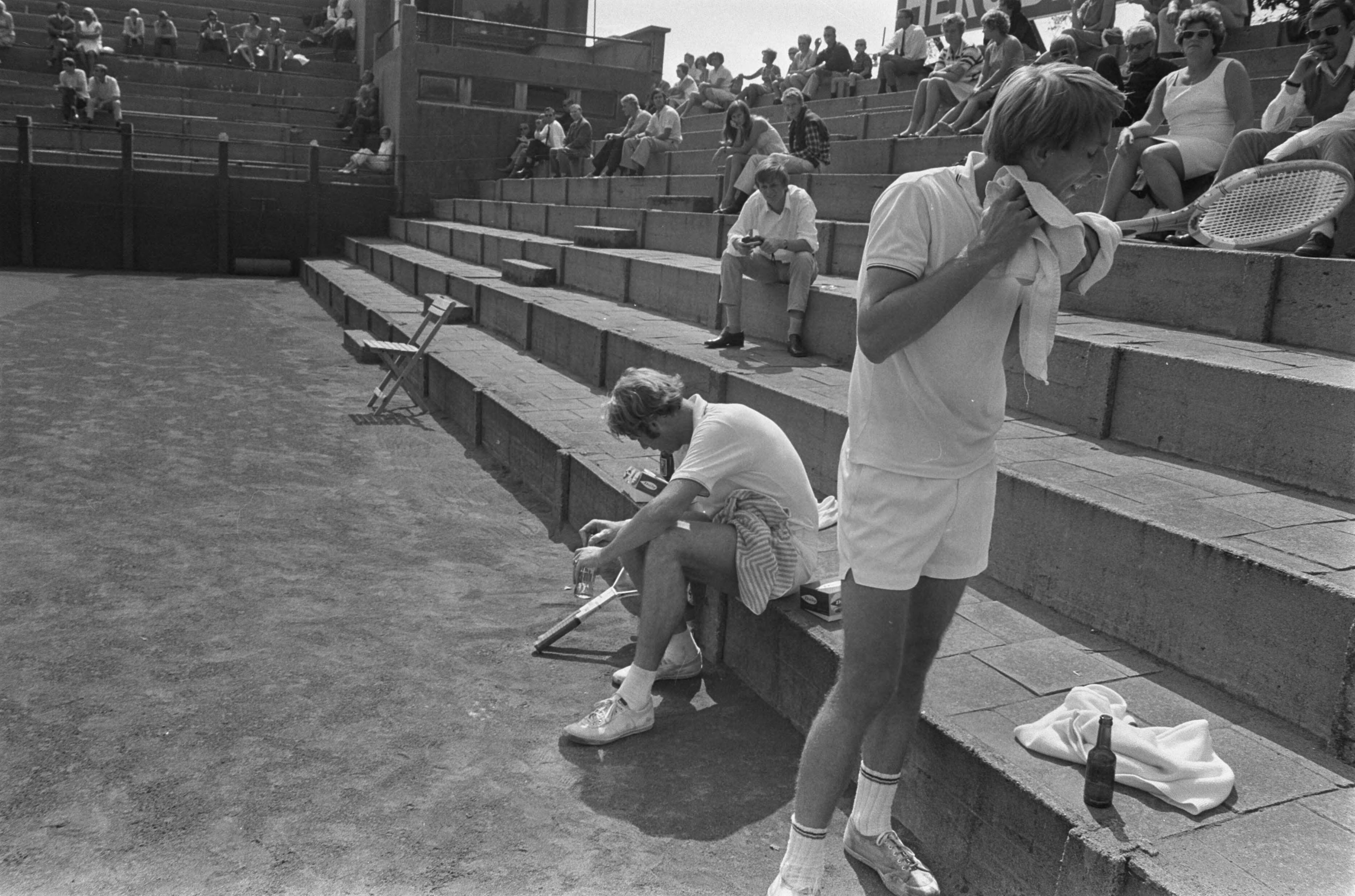Fotocollectie Anefo — Nationale kampioenschappen, Scheveningen, vervolg 237490; nr. 4: Fleury drinkt, nr. 6, 7: Schneider met handdoek — Foto: Mieremet, Rob / Anefo. Licentie: Set B: Rechtenvrij / Publiek Domein. Bron: Nationaal Archief. http://hdl.handle.net/10648/aba00808-d0b4-102d-bcf8-003048976d84