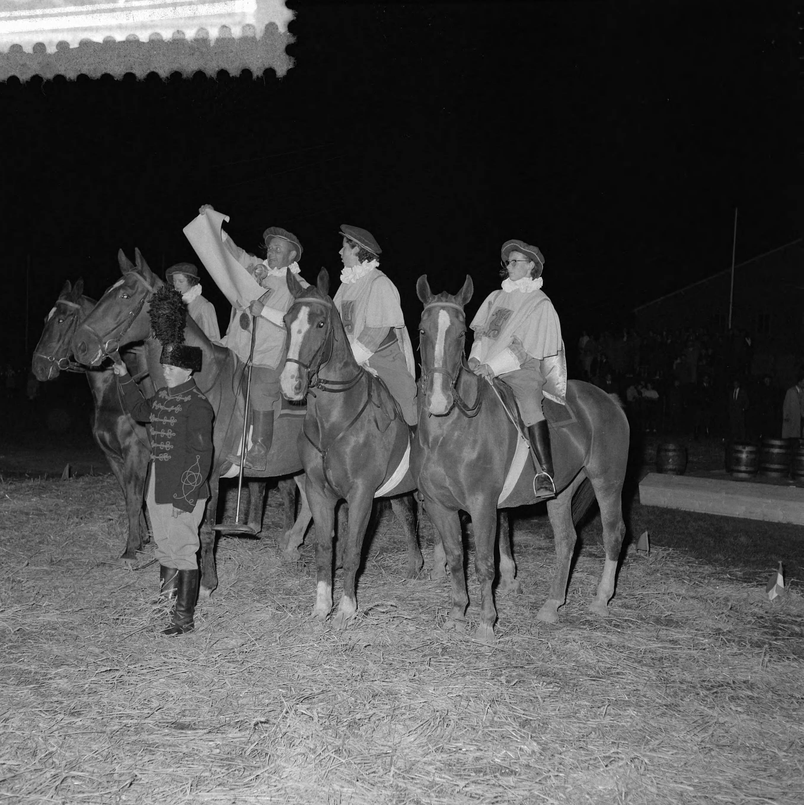 Avondfeest 75 jaar kaasmarkt Bodegraven — Foto: Behrens, Herbert F. / Anefo. — Licentie: Set B: Rechtenvrij / Publiek Domein. Bron: Nationaal Archief. http://hdl.handle.net/10648/a96a517e-d0b4-102d-bcf8-003048976d84