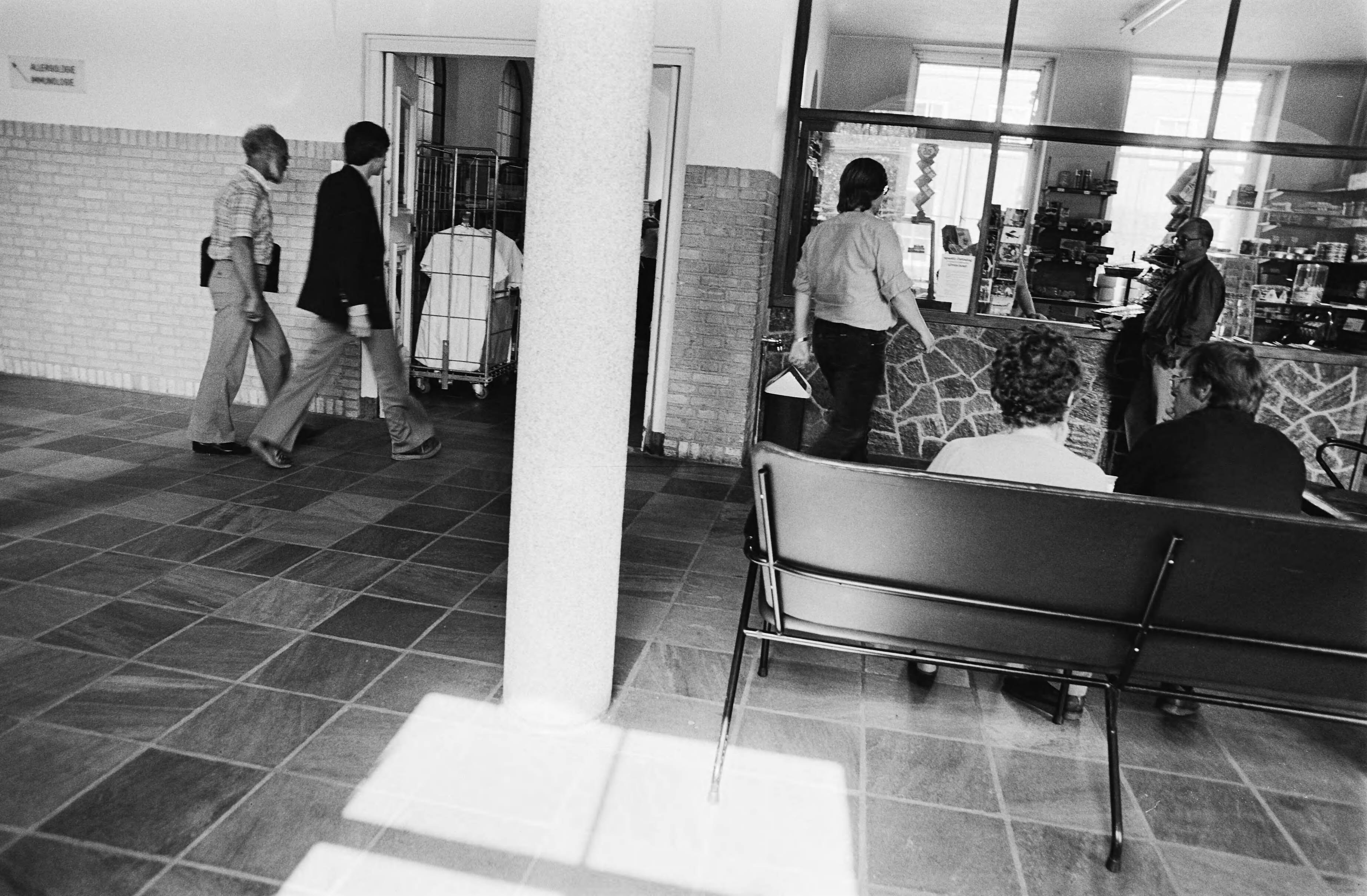 Problemen hartkliniek De Klokkenberg te Breda — Interieur van de wachtkamer — Foto: Antonisse, Marcel / Anefo. Licentie: Set B: Rechtenvrij / Publiek Domein. Bron: Nationaal Archief. http://hdl.handle.net/10648/ace5ddc8-d0b4-102d-bcf8-003048976d84