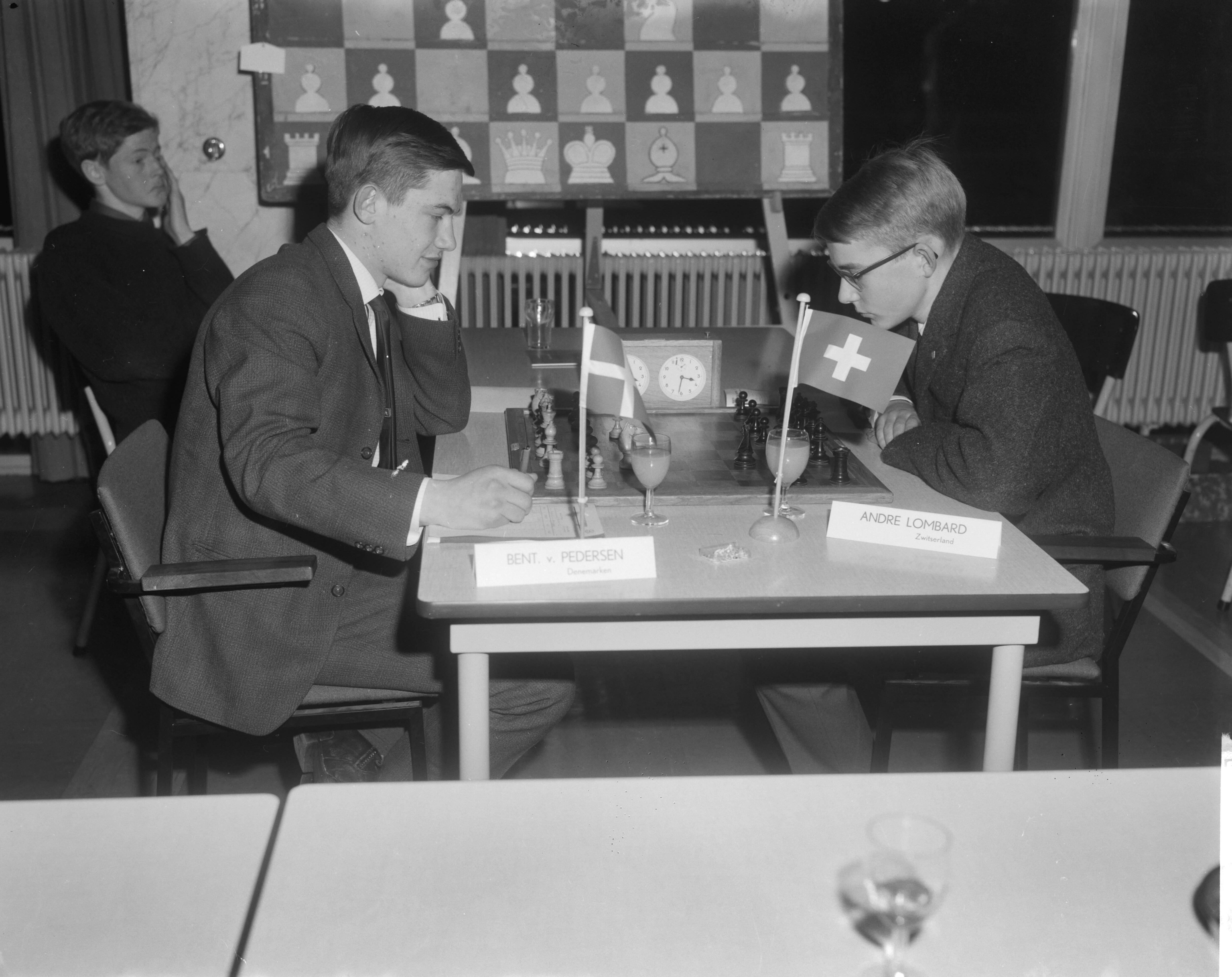 Fotocollectie Anefo — Internationaal Jeugd Schaaktoernooi te Groningen, links Bent van Pedersen (Denemarken) en Andre Lombard (Zwitserland) — Foto: Bilsen, Joop van / Anefo. Licentie: Set B: Rechtenvrij / Publiek Domein. Bron: Nationaal Archief. http://hdl.handle.net/10648/aad406e0-d0b4-102d-bcf8-003048976d84