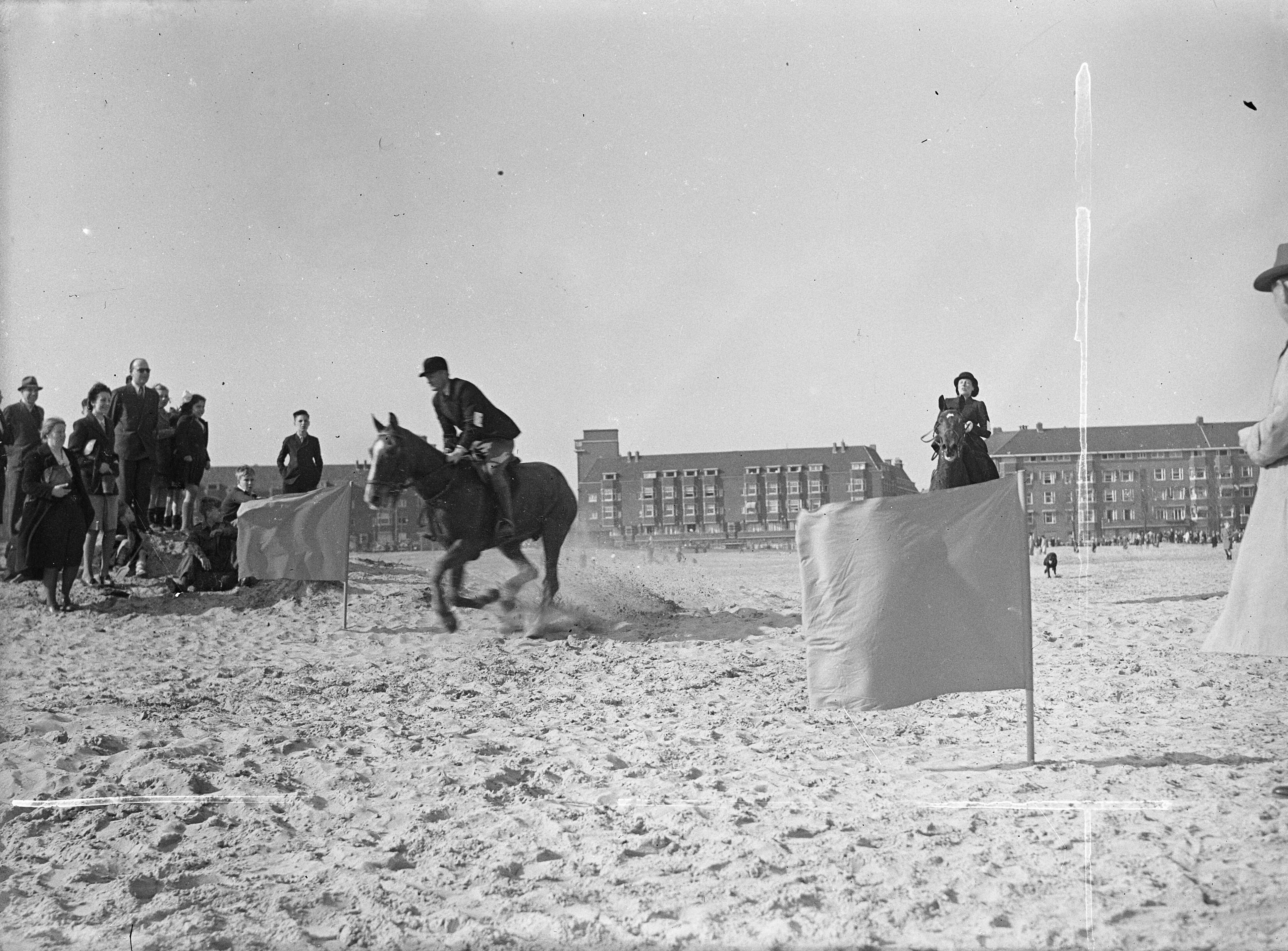 Cross-Country Amsterdam — Foto: Sagers, Harry / Anefo. — Licentie: Set B: Rechtenvrij / Publiek Domein. Bron: Nationaal Archief. http://hdl.handle.net/10648/a8a6c1dc-d0b4-102d-bcf8-003048976d84
