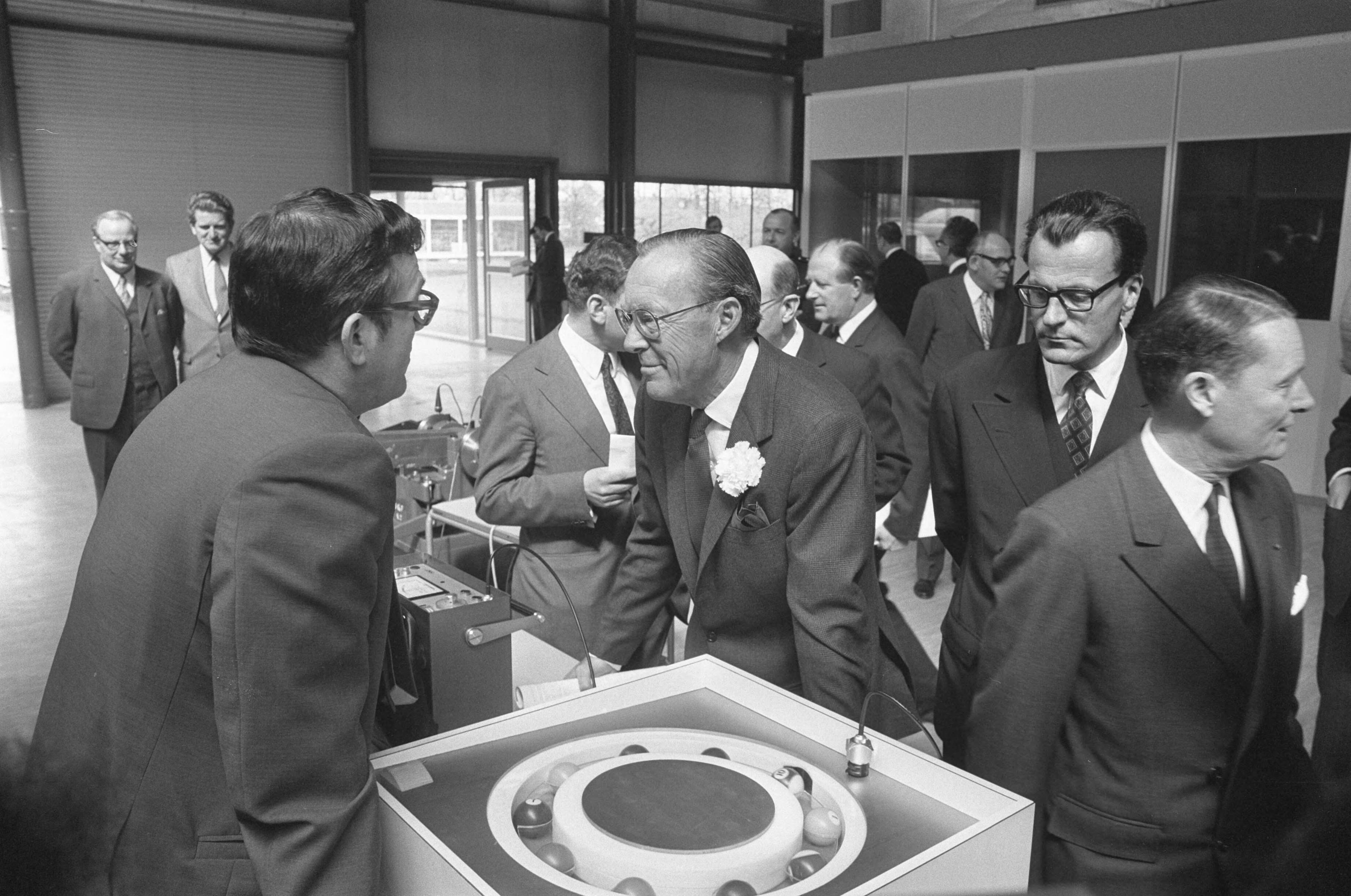 Opening van A. B. Svenska Kullagerfabriken Research Centre te Jutphaas door Prins Bernhard en prins Bert van Zweden — Prins Bernhard tijdens rondleiding — Foto: Fotograaf Onbekend / Anefo. Licentie: Set B: Rechtenvrij / Publiek Domein. Bron: Nationaal Archief. http://hdl.handle.net/10648/abe75f64-d0b4-102d-bcf8-003048976d84