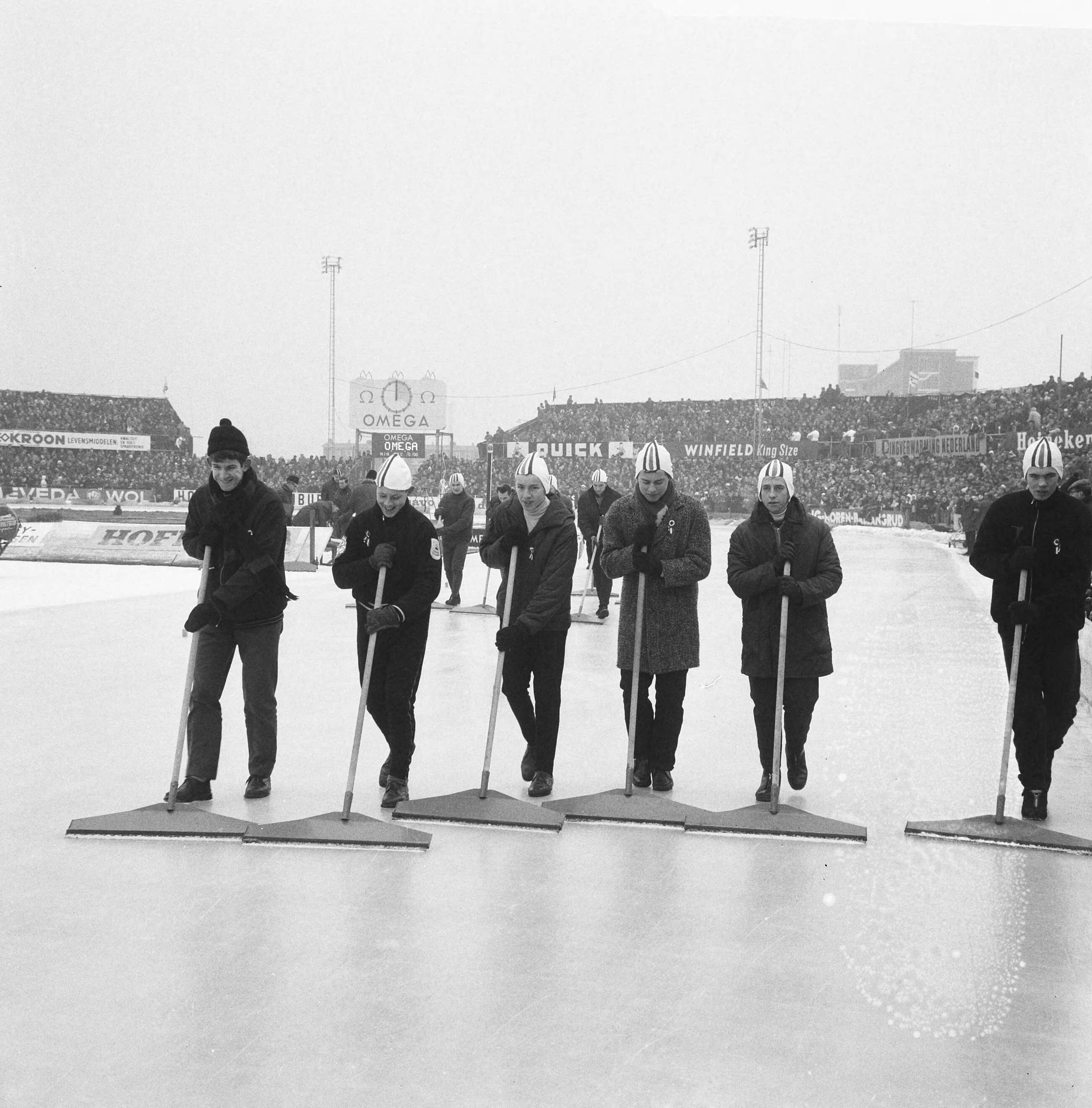 Fotocollectie Anefo — Europese Schaatskampioenschappen te Deventer, baanvegers — Foto: Nijs, Jac. de / Anefo. Licentie: Set B: Rechtenvrij / Publiek Domein. Bron: Nationaal Archief. http://hdl.handle.net/10648/aad83256-d0b4-102d-bcf8-003048976d84