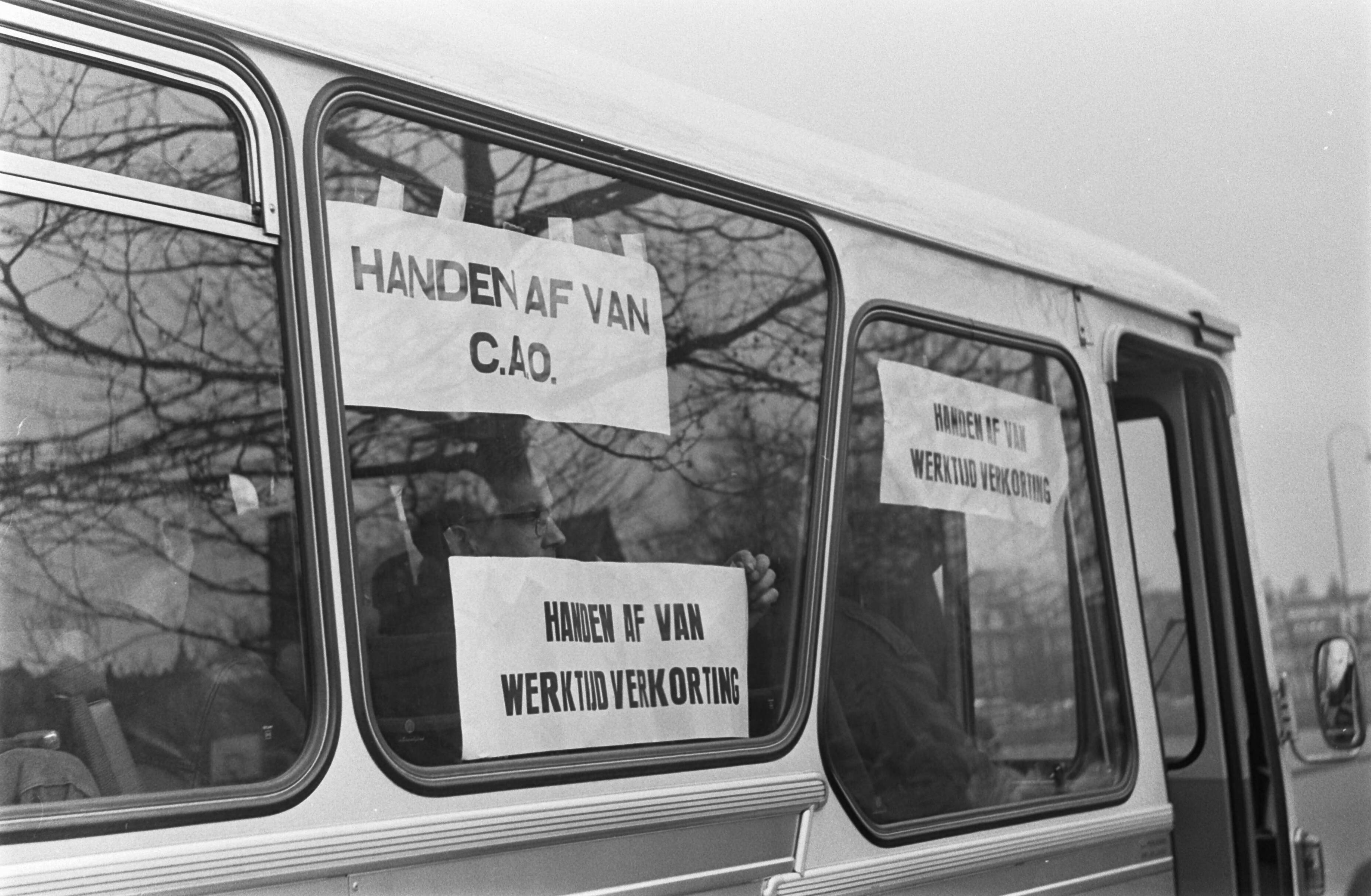 Fotocollectie Anefo — Amsterdamse bouwvakkers naar Den Haag om te demonstreren Ramen van bus volgeplakt met leuzen — Foto: Evers, Joost / Anefo. Licentie: Set B: Rechtenvrij / Publiek Domein. Bron: Nationaal Archief. http://hdl.handle.net/10648/ab3b73fc-d0b4-102d-bcf8-003048976d84