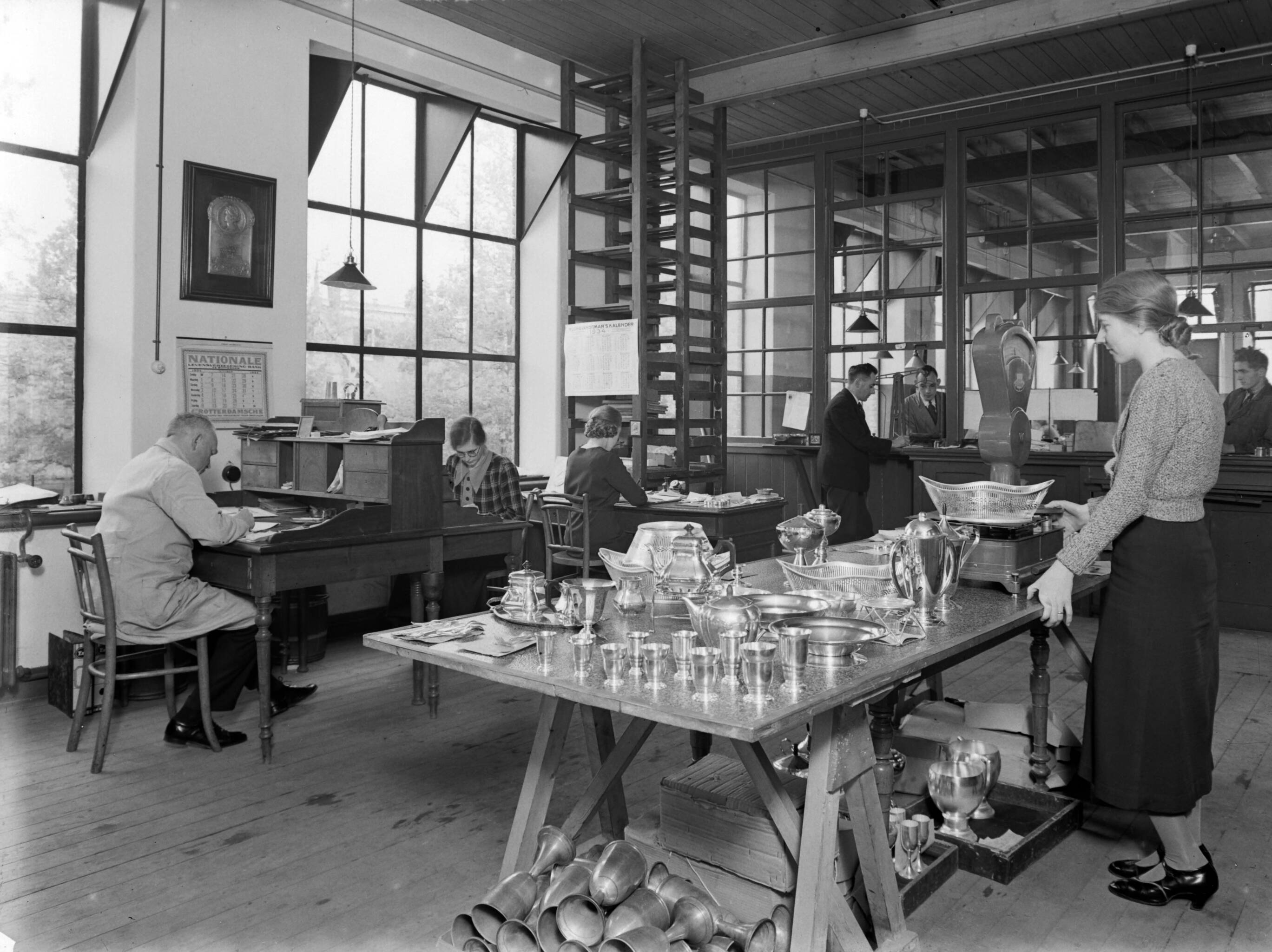 Productfoto's; zilverwerk — Wegen van zilveren gebruiksvoorwerpen bij de fa. Gerritsen & Van Kempen in Zeist — Foto: Poll, Willem van de. Licentie: Set B: Rechtenvrij / Publiek Domein. Bron: Nationaal Archief. http://hdl.handle.net/10648/ae9e448e-d0b4-102d-bcf8-003048976d84