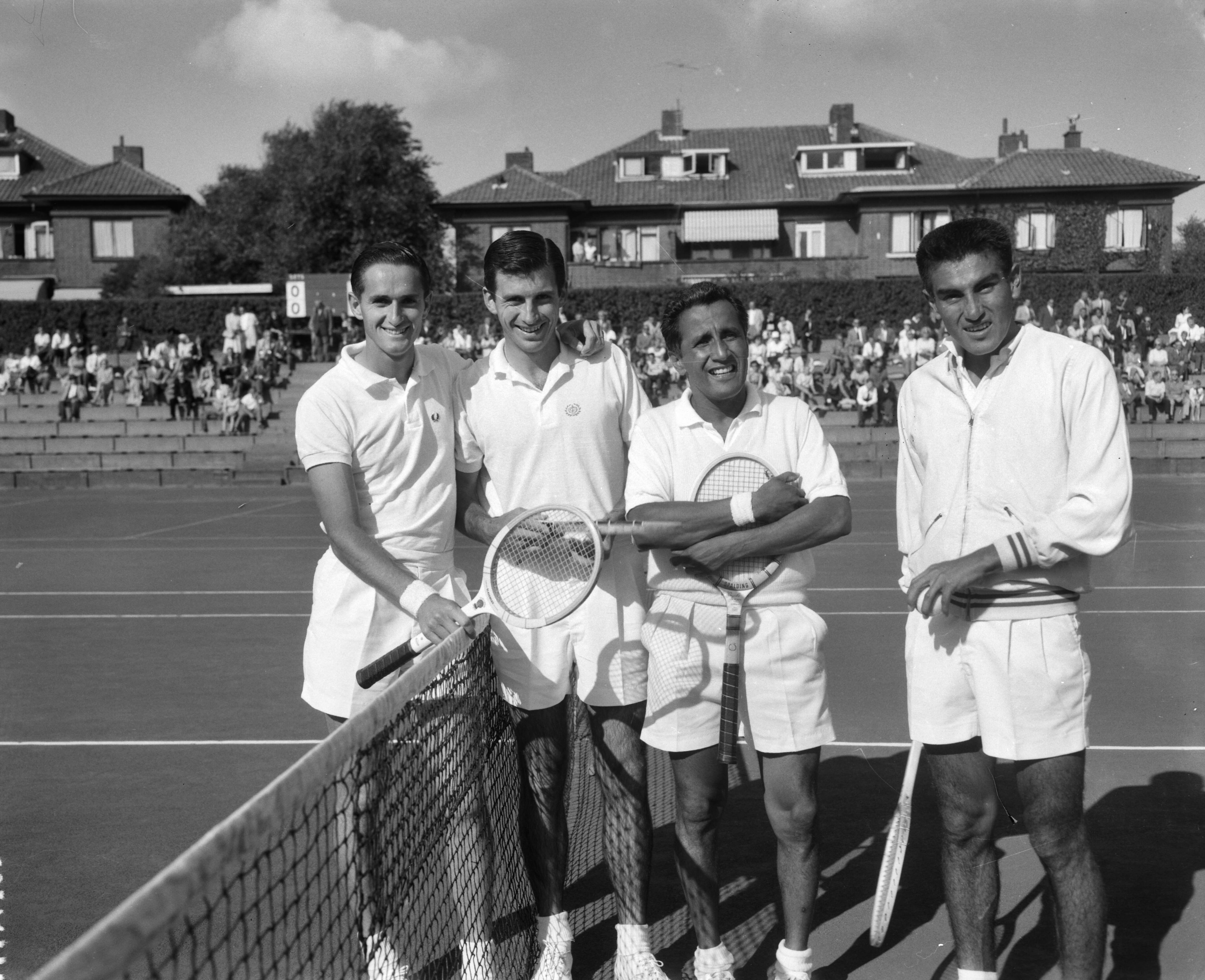 Fotocollectie Anefo — Prof-tennissers van de groep Jack Kramer tijdens de jaarlijkse demonstratiewedstrijden op de METS-banen te Scheveningen. Vlnr. Mal Anderson (Australië), Ashley Cooper (Australië), Pancho Segura (Ecuador) en Alex Olmedo (Peru) — Foto: Bilsen, Joop van / Anefo. Licentie: Set B: Rechtenvrij / Publiek Domein. Bron: Nationaal Archief. http://hdl.handle.net/10648/a9b50778-d0b4-102d-bcf8-003048976d84
