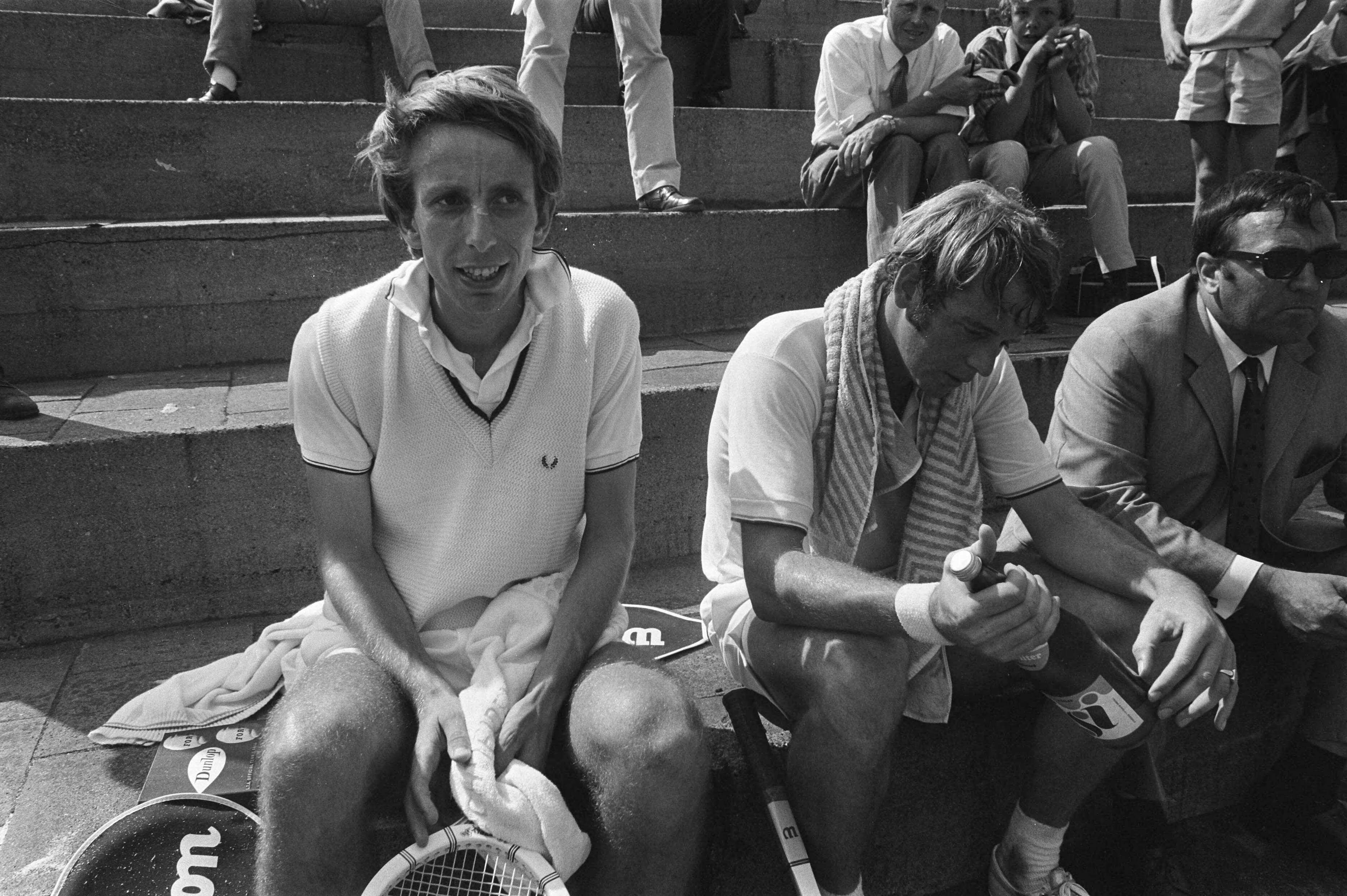 Fotocollectie Anefo — Nationale tenniskampioenschappen, Scheveningen; links Schneider en rechts teleurggestelde Fleury — Foto: Mieremet, Rob / Anefo. Licentie: Set B: Rechtenvrij / Publiek Domein. Bron: Nationaal Archief. http://hdl.handle.net/10648/ab9f8838-d0b4-102d-bcf8-003048976d84