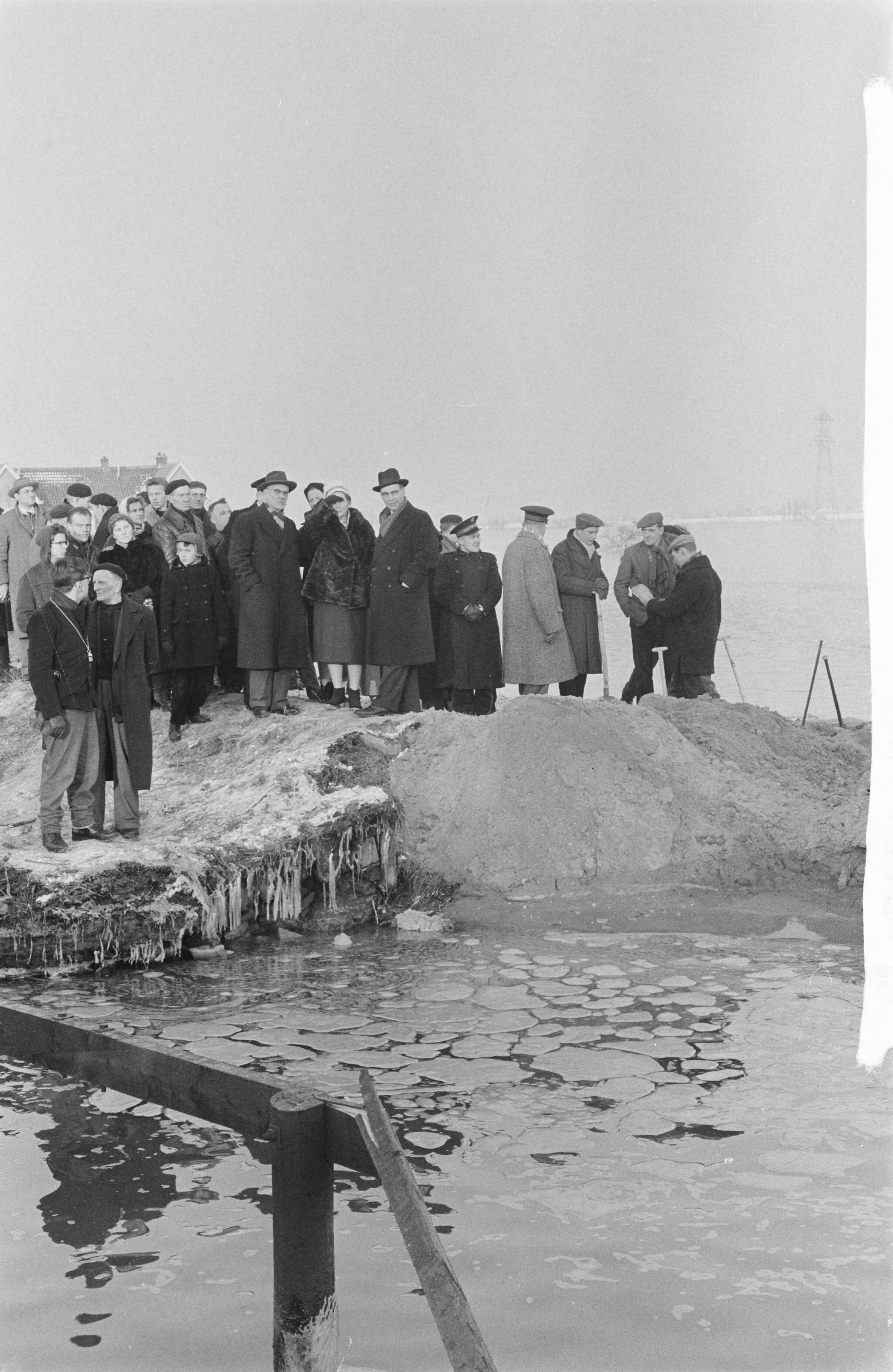 Ramp Tuindorp Oostzaan — Ramp Oostzaan. Bezoek koningin Juliana aan het rampgebied met burgemeester Van Hall — Foto: Pot, Harry / Anefo. Licentie: Set B: Rechtenvrij / Publiek Domein. Bron: Nationaal Archief. http://hdl.handle.net/10648/a9a5ee5a-d0b4-102d-bcf8-003048976d84