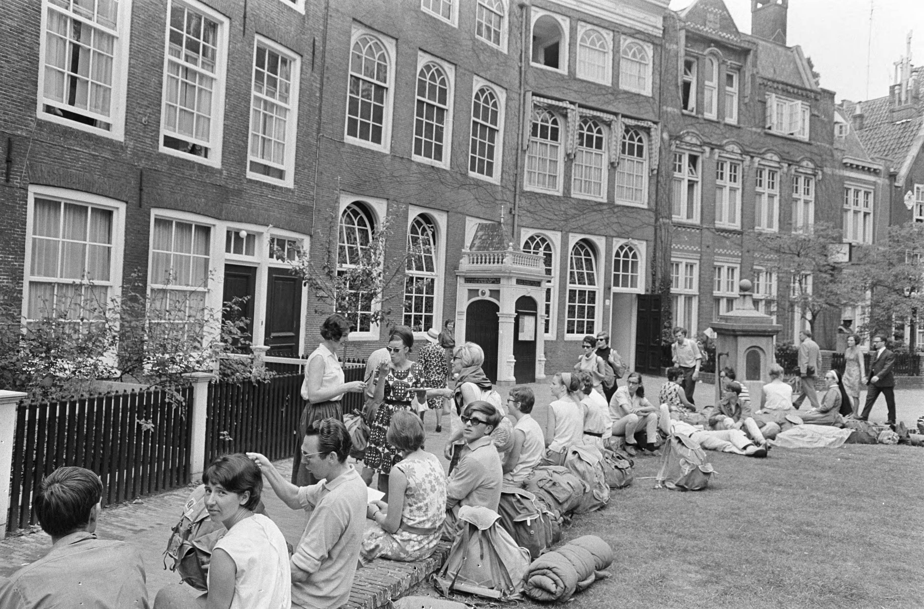 Fotocollectie Anefo — Zevende Pax Christie voettocht naar Laren, start bij Begijnhof — Foto: Nijs, Jac. de / Anefo. Licentie: Set B: Rechtenvrij / Publiek Domein. Bron: Nationaal Archief. http://hdl.handle.net/10648/aaee4492-d0b4-102d-bcf8-003048976d84