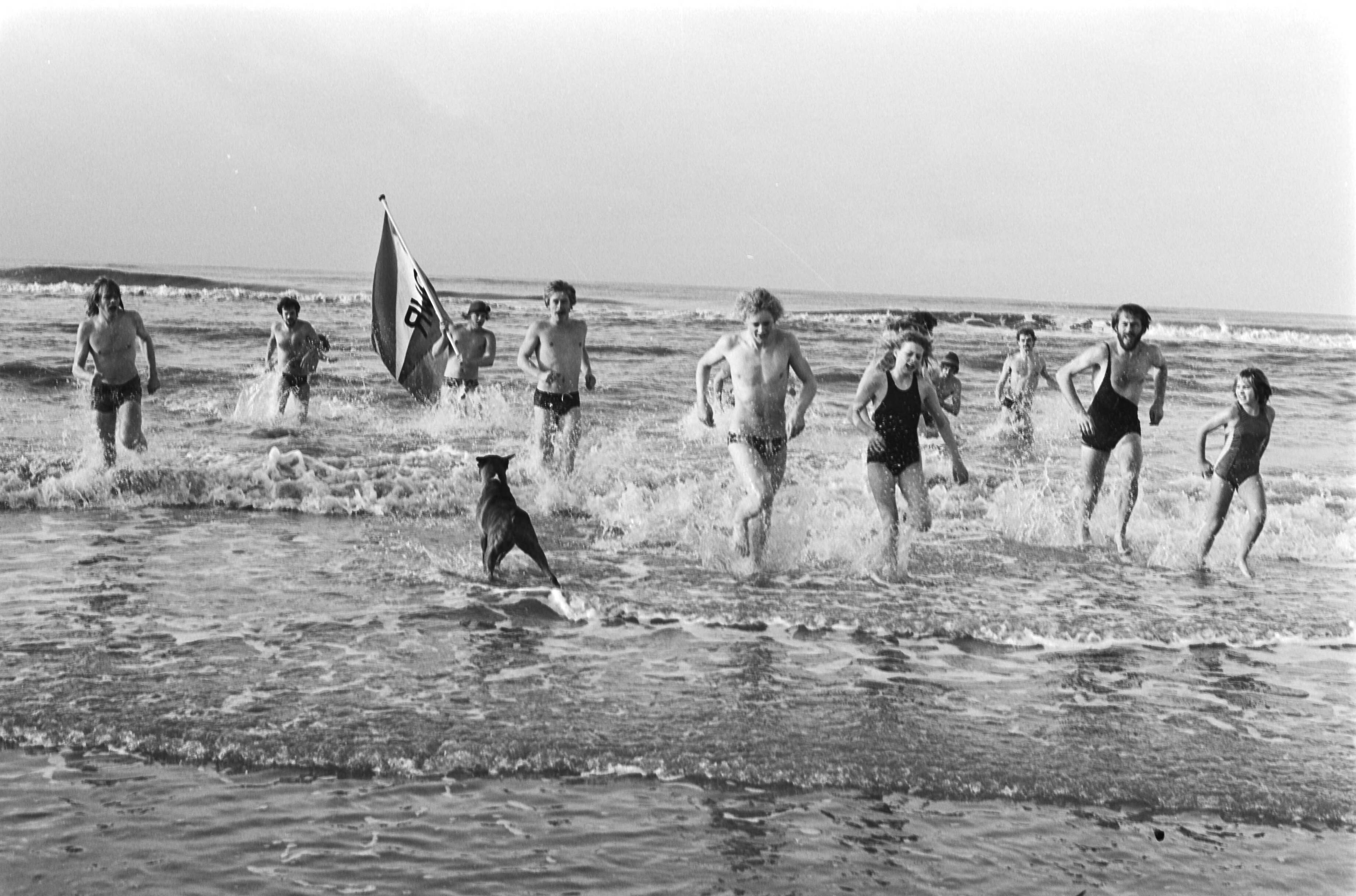 Fotocollectie Anefo — Traditionele nieuwjaarsduik in zee in Zandvoort aan Zee — Foto: Suyk, Koen / Anefo. Licentie: Set B: Rechtenvrij / Publiek Domein. Bron: Nationaal Archief. http://hdl.handle.net/10648/acc20b32-d0b4-102d-bcf8-003048976d84