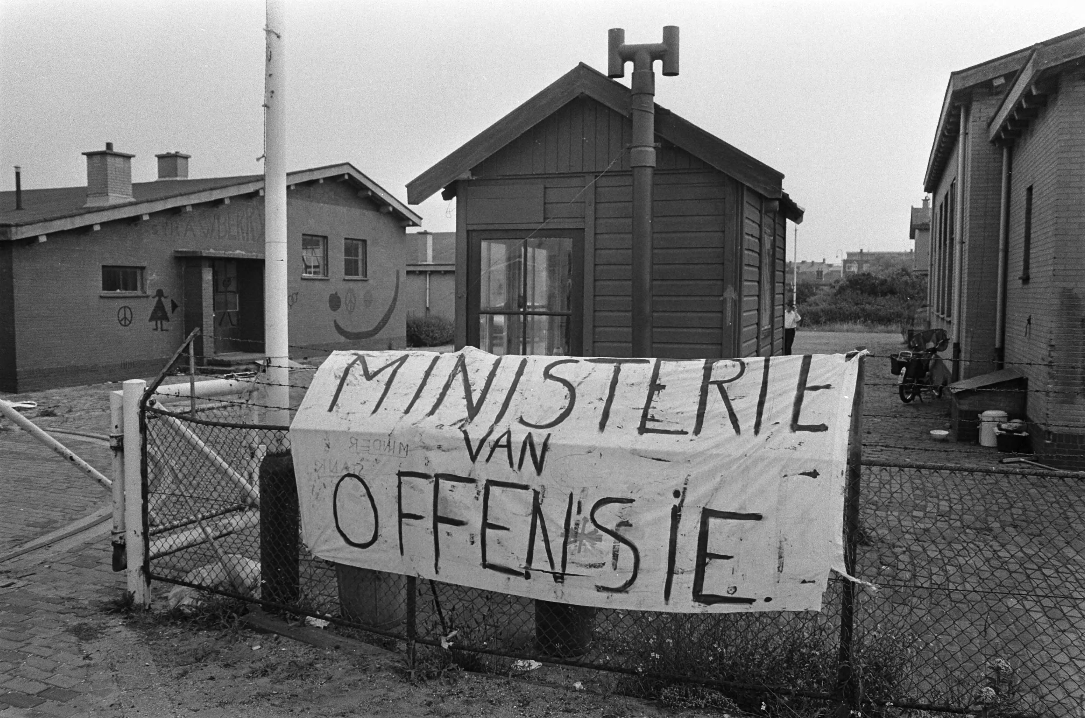 Fotocollectie Anefo — Kabouters uit Amsterdam en Den Haag hebben in Den Haag het voormalige Milvakamp bezet en hebben er hun Ministerie van Offensie gevestigd — Foto: Mieremet, Rob / Anefo. Licentie: Set B: Rechtenvrij / Publiek Domein. Bron: Nationaal Archief. http://hdl.handle.net/10648/ab9e67aa-d0b4-102d-bcf8-003048976d84