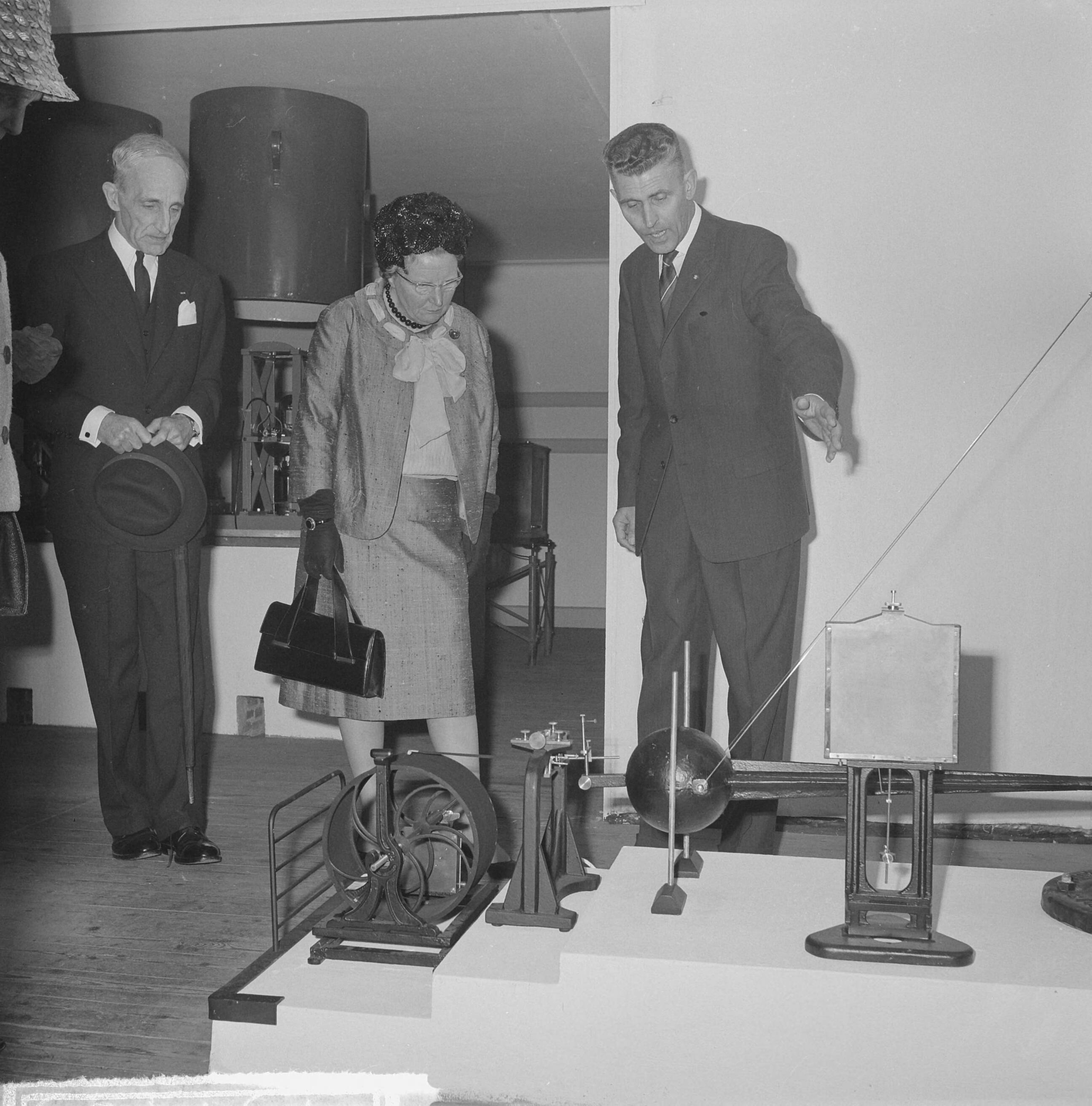 Fotocollectie Anefo — Bezoek van koningin Juliana aan het KNMI in De Bilt. Tijdens de rondgang door het instituut, links hoofddirecteur C.J. Warners en rechts drs. C.M. Wierda, directeur van de Instumentele Afdeling — Foto: Nijs, Jac. de / Anefo. Licentie: Set B: Rechtenvrij / Publiek Domein. Bron: Nationaal Archief. http://hdl.handle.net/10648/aa35fc48-d0b4-102d-bcf8-003048976d84