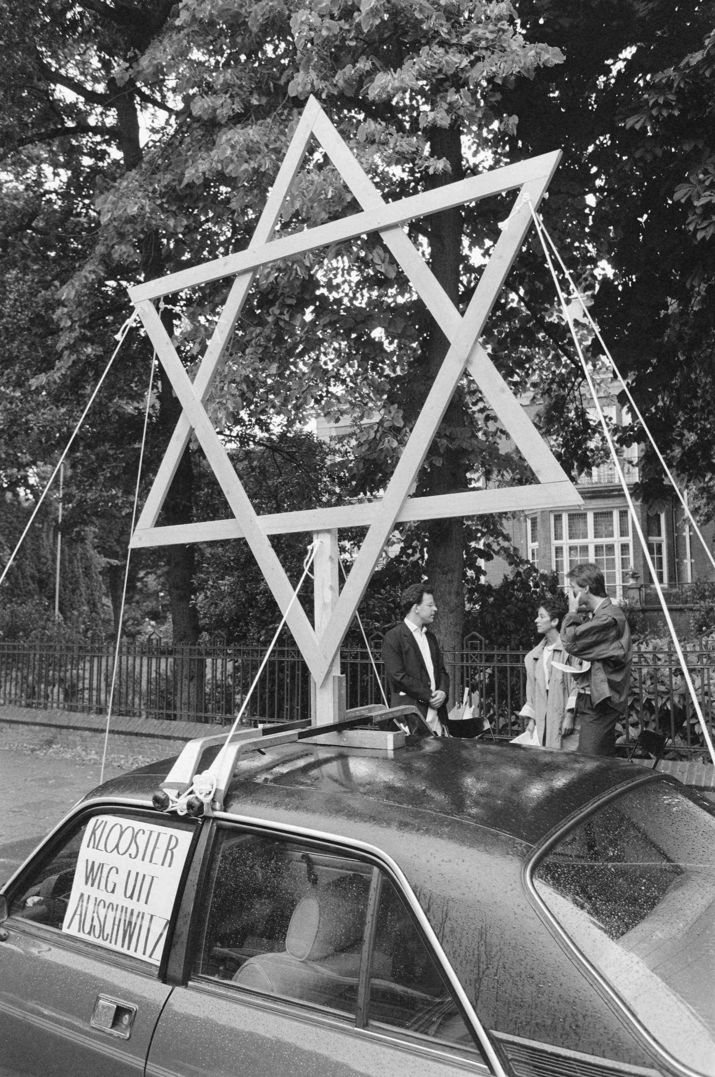 Fotocollectie Anefo — Grote Davidster voor de pauselijke nuntiatuur in Den Haag als protest tegen de houding van het Vaticaan inzake een klooster bij Auschwitz — Foto: Croes, Rob C. / Anefo. Licentie: Set B: Rechtenvrij / Publiek Domein. Bron: Nationaal Archief. http://hdl.handle.net/10648/ad741494-d0b4-102d-bcf8-003048976d84