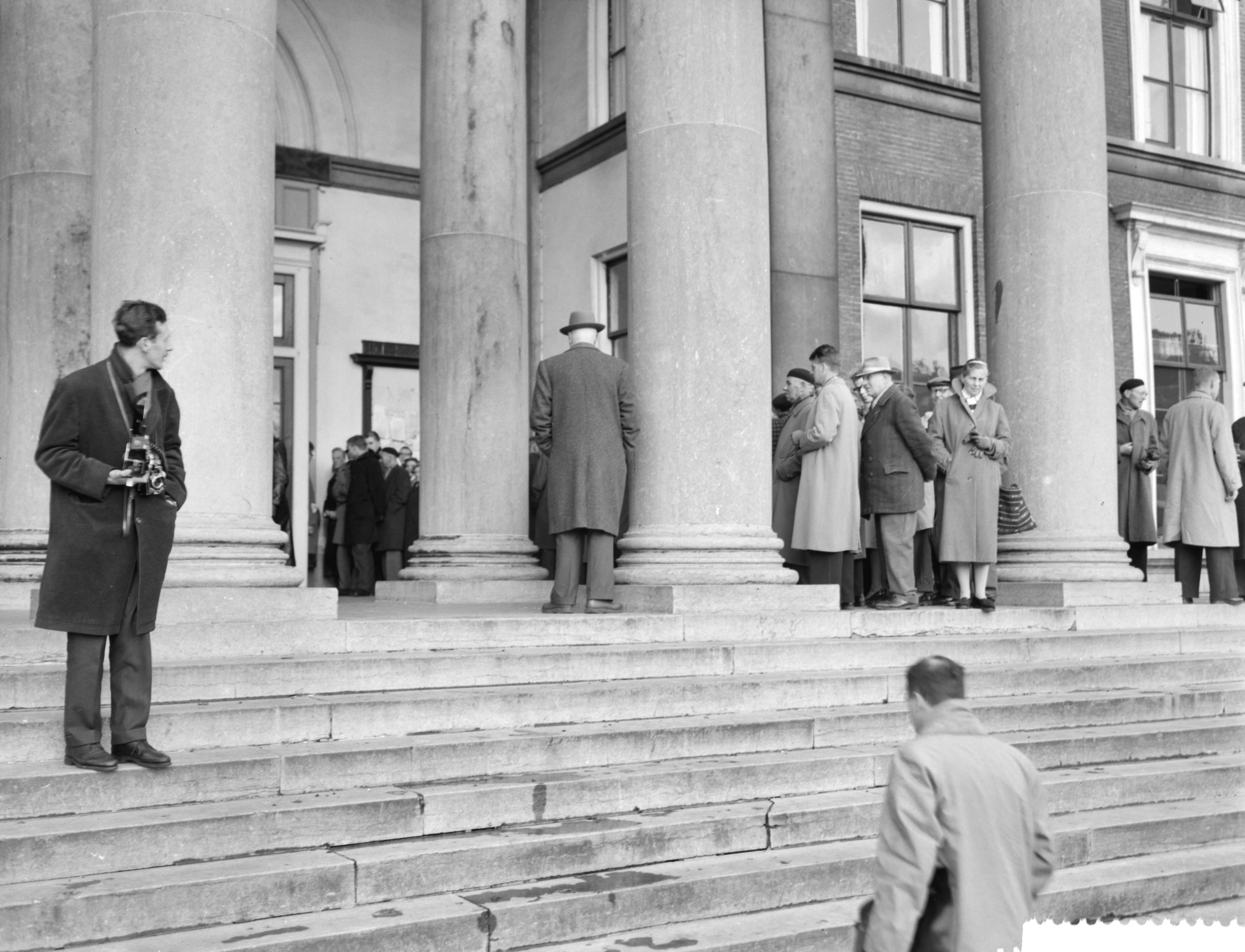Fotocollectie Anefo — Leeuwarden. Proces gifmoord dr. O.: publiek op het bordes van het paleis van justitie — Foto: Rossem, Wim van / Anefo. Licentie: Set B: Rechtenvrij / Publiek Domein. Bron: Nationaal Archief. http://hdl.handle.net/10648/a9ad3552-d0b4-102d-bcf8-003048976d84