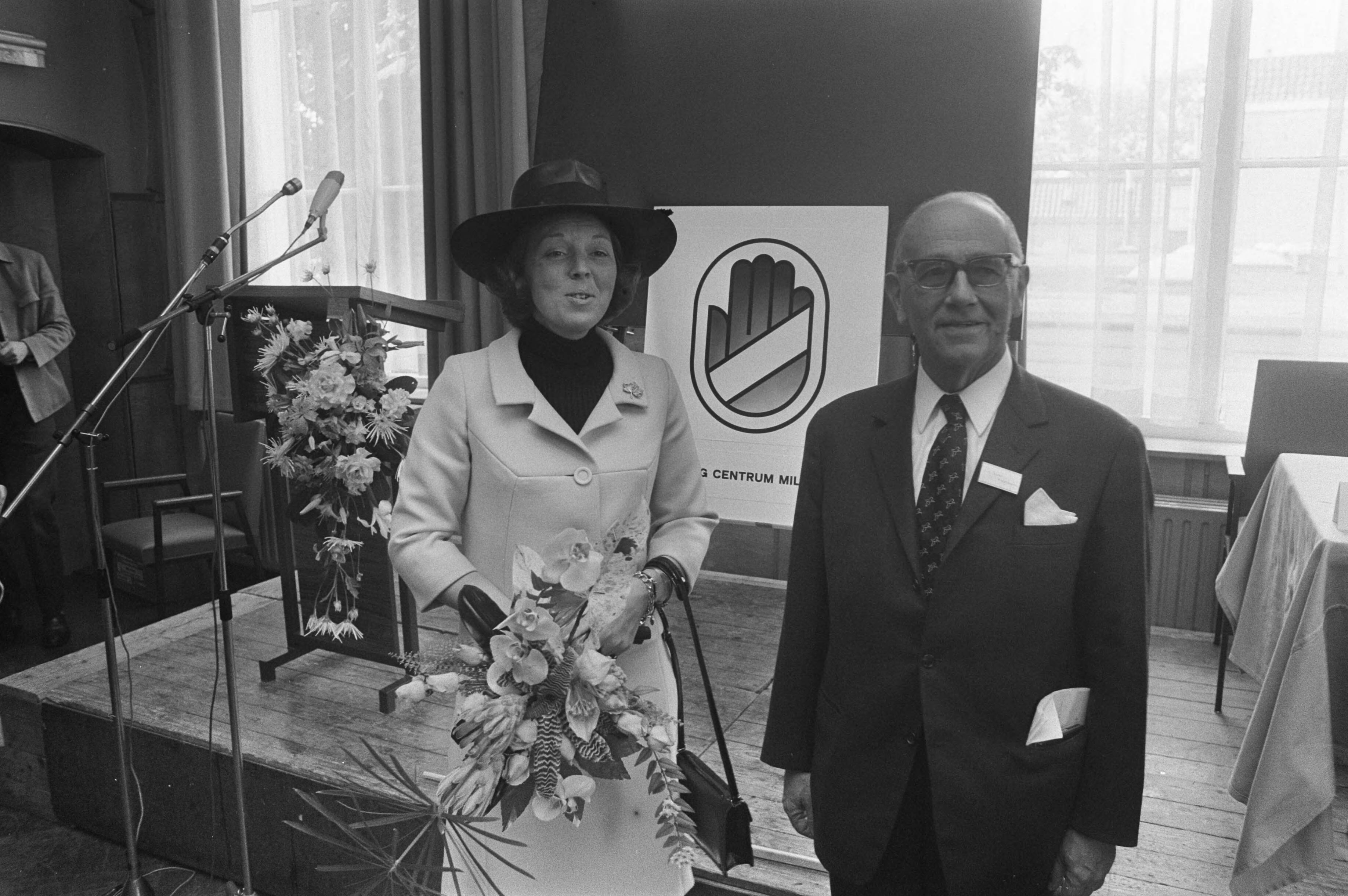 Beatrix bij de kadercursus voor vrouwen in Utrecht, georganiseerd door stichting Centrum Milieuzorg — prinsessen |bezoeken|Beatrix, prinses|Utrecht |prov. Utrecht — Foto: Fotograaf Onbekend / Anefo. Licentie: Set B: Rechtenvrij / Publiek Domein. Bron: Nationaal Archief. http://hdl.handle.net/10648/abe8978a-d0b4-102d-bcf8-003048976d84