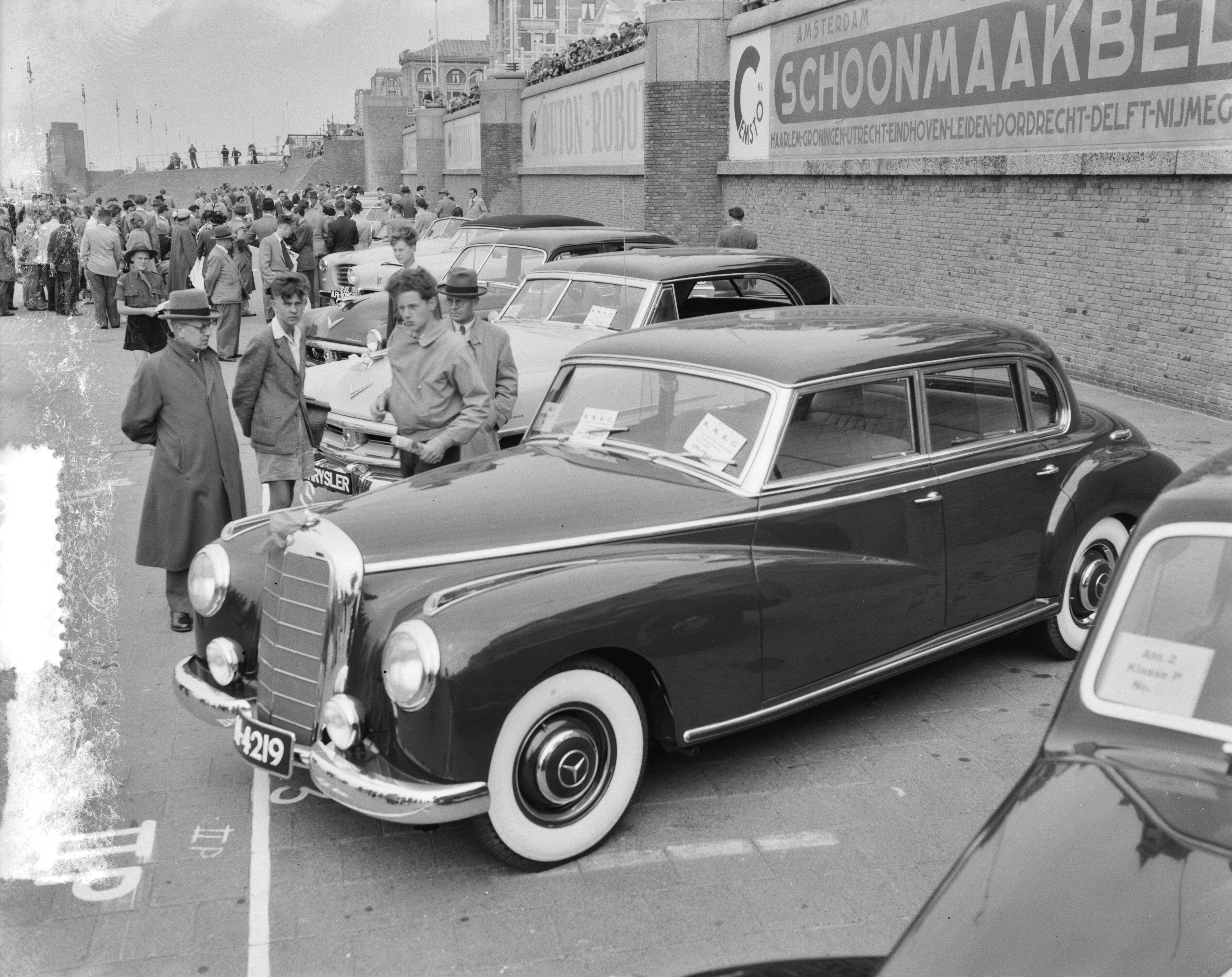 Autoconcours Scheveningen — Foto: Consenheim, Wim / Anefo. — Licentie: Set B: Rechtenvrij / Publiek Domein. Bron: Nationaal Archief. http://hdl.handle.net/10648/a8fd8292-d0b4-102d-bcf8-003048976d84