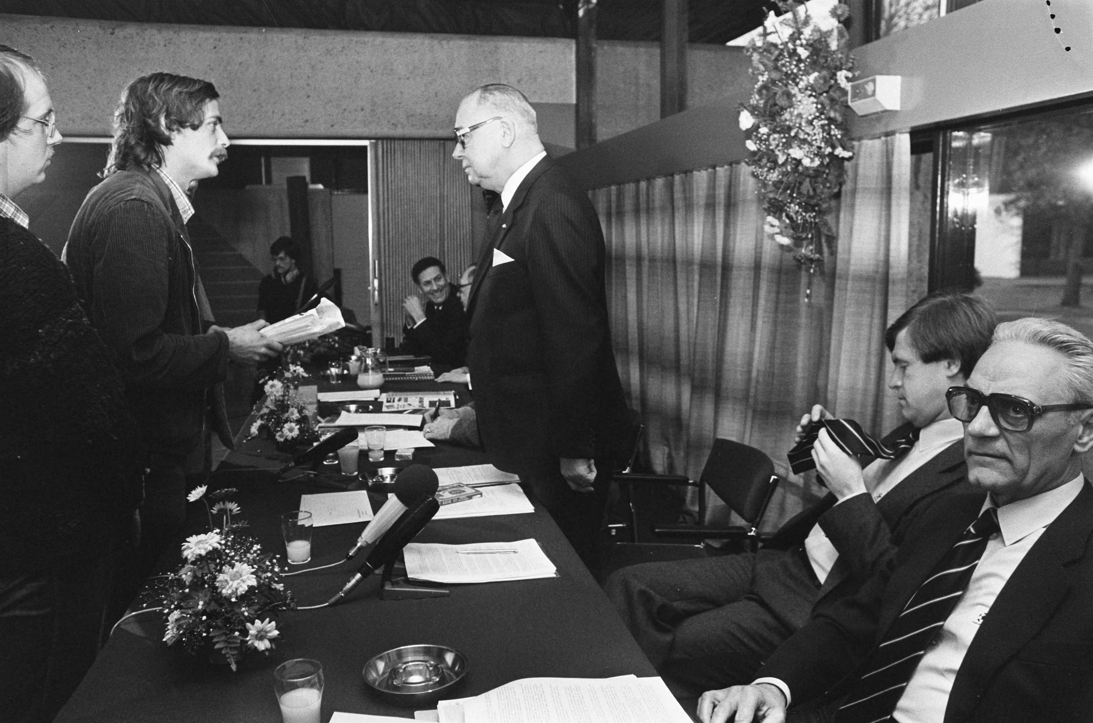 Fotocollectie Anefo — KNVB-Bondsvergadering in Zeist, Meuleman krijgt een petitie aangeboden — Foto: Bogaerts, Rob / Anefo. Licentie: Set B: Rechtenvrij / Publiek Domein. Bron: Nationaal Archief. http://hdl.handle.net/10648/acf02724-d0b4-102d-bcf8-003048976d84