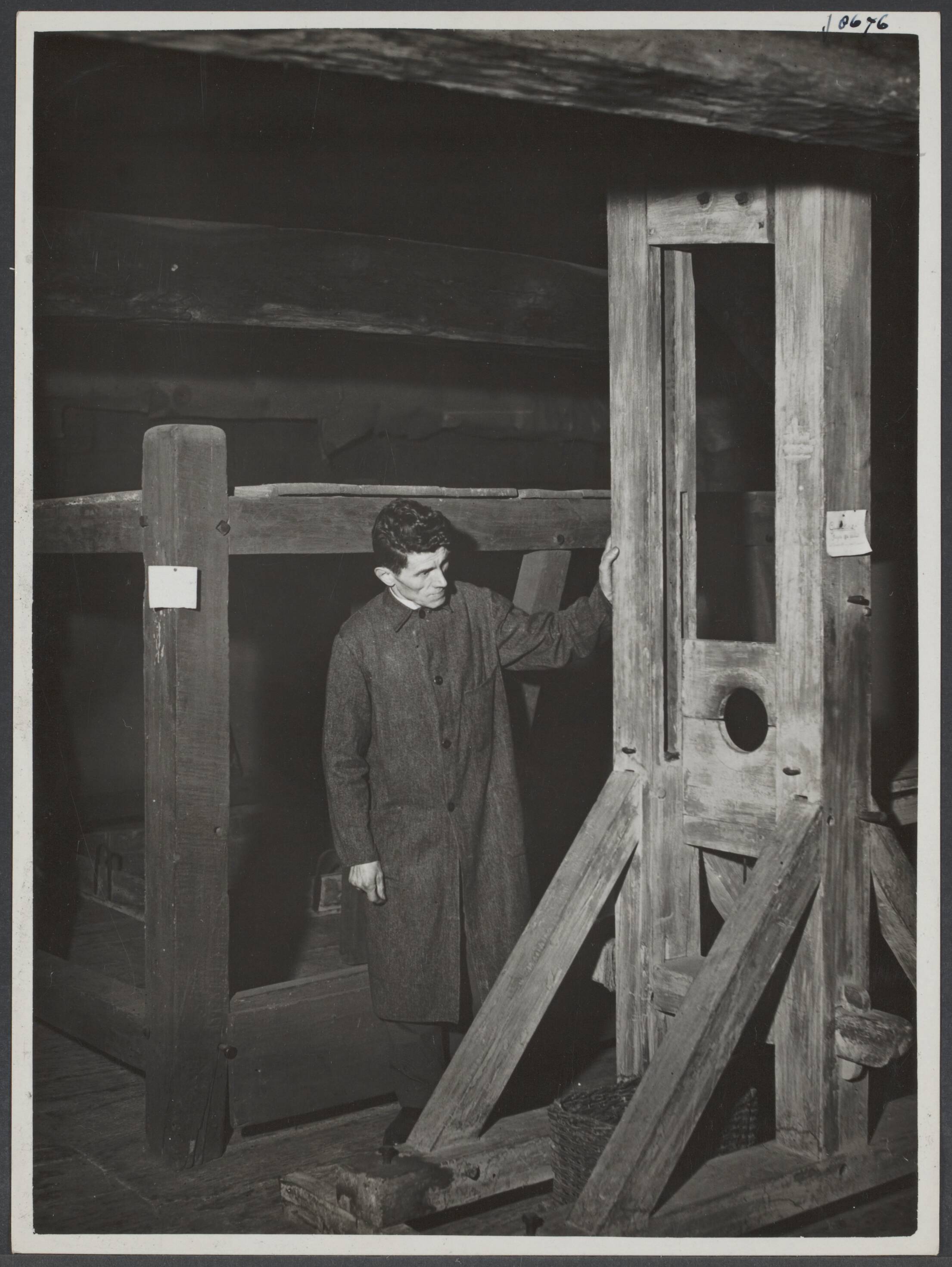 Maastricht I - Algemeen — Maastricht. Oudheidkundig Museum [een man staat bij een guillotine] — Foto: R.K. Foto-persbureau "Het Zuiden" / Rechtenvrij. Licentie: Set B: Rechtenvrij / Publiek Domein. Bron: Nationaal Archief. http://hdl.handle.net/10648/dfe17106-4138-6751-3037-894be3b720de