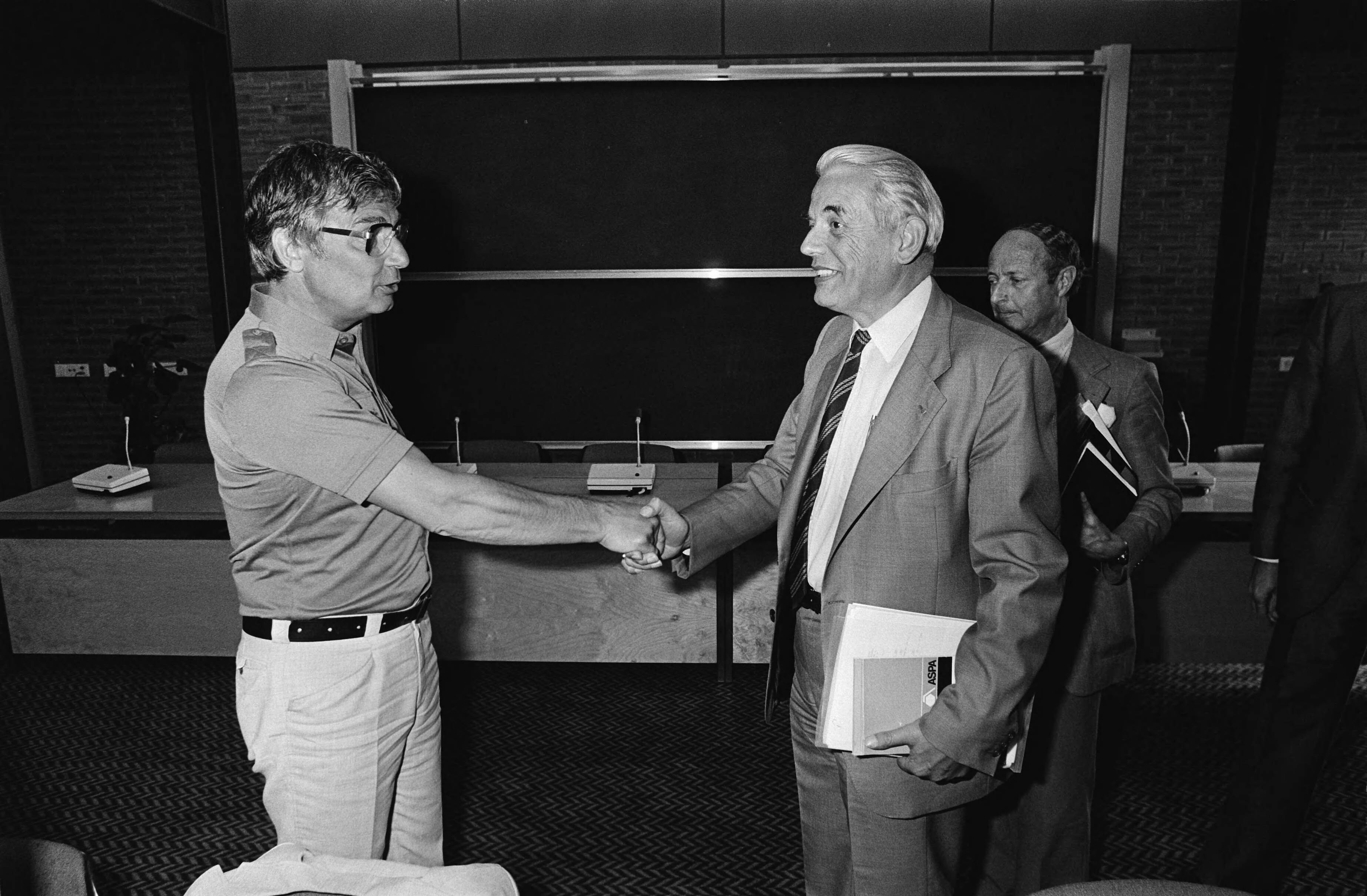 Fotocollectie Anefo — Onderhandelingen Metaal-CAO in Zoetermeer, voorzitter werknemers D. Rijkse (l) begroet werkgeversvoorzitter W. J. ter Hart ( van de FME) — Foto: Antonisse, Marcel / Anefo. Licentie: Set B: Rechtenvrij / Publiek Domein. Bron: Nationaal Archief. http://hdl.handle.net/10648/ace4ab10-d0b4-102d-bcf8-003048976d84
