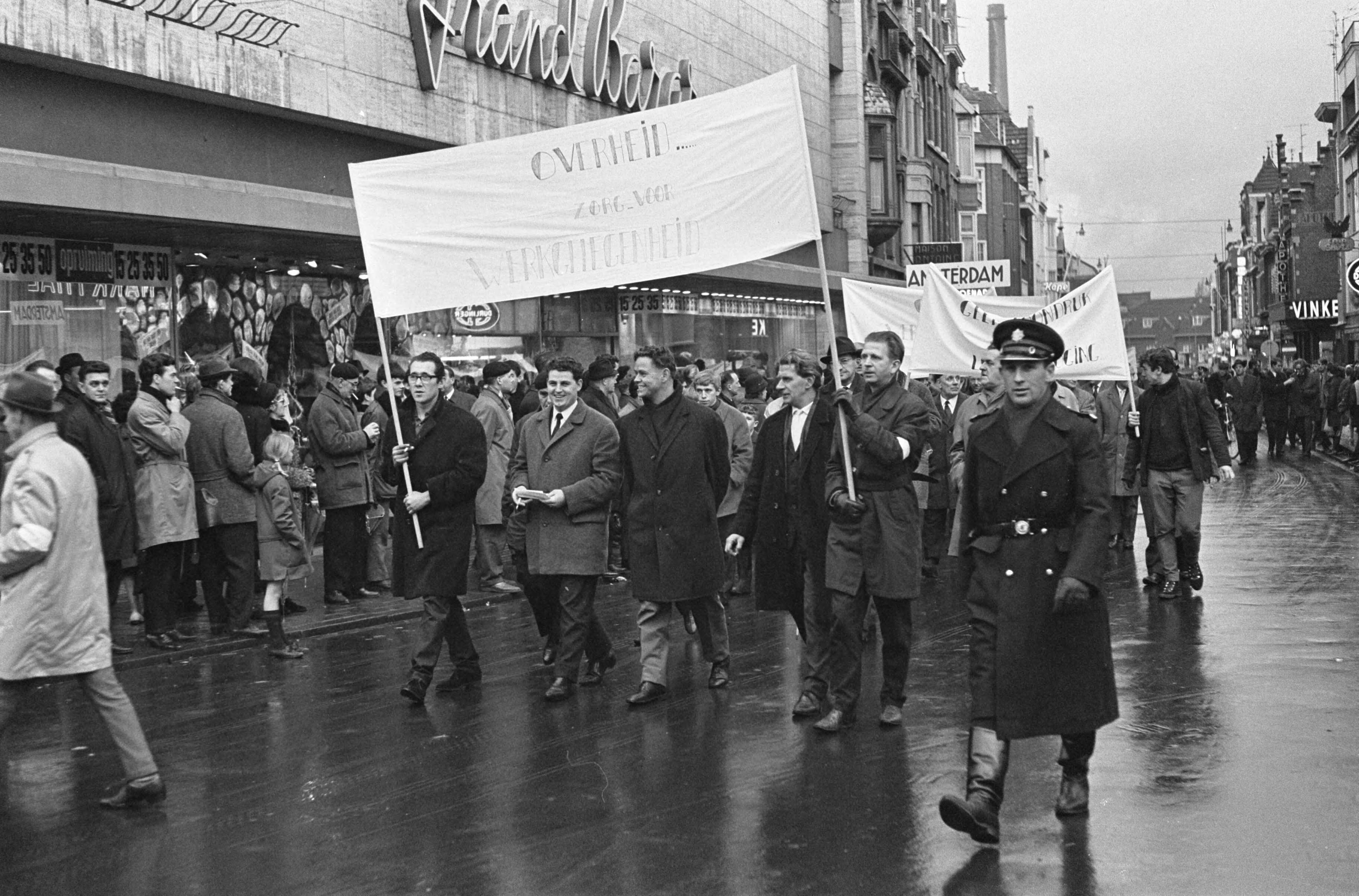 Fotocollectie Anefo — Protestmars werklozen in Heerlen, Haagse arbeiders toonde zich solidair — Foto: Merk, Ben / Anefo. Licentie: Set B: Rechtenvrij / Publiek Domein. Bron: Nationaal Archief. http://hdl.handle.net/10648/ab0d29de-d0b4-102d-bcf8-003048976d84