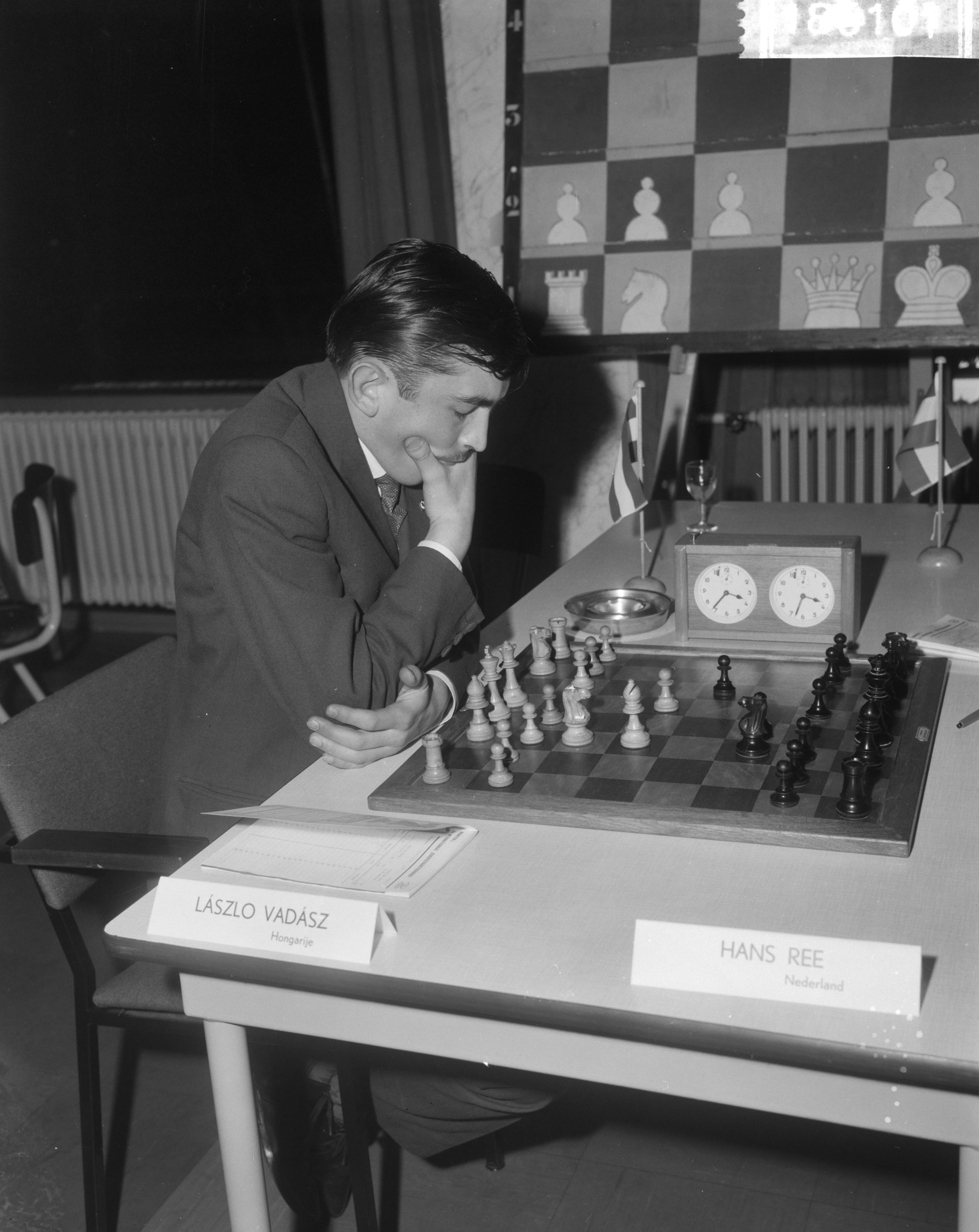 Fotocollectie Anefo — Internationaal Jeugd Schaaktoernooi te Groningen, Laszlo Vadars (Hongarije) — Foto: Bilsen, Joop van / Anefo. Licentie: Set B: Rechtenvrij / Publiek Domein. Bron: Nationaal Archief. http://hdl.handle.net/10648/aad40a64-d0b4-102d-bcf8-003048976d84