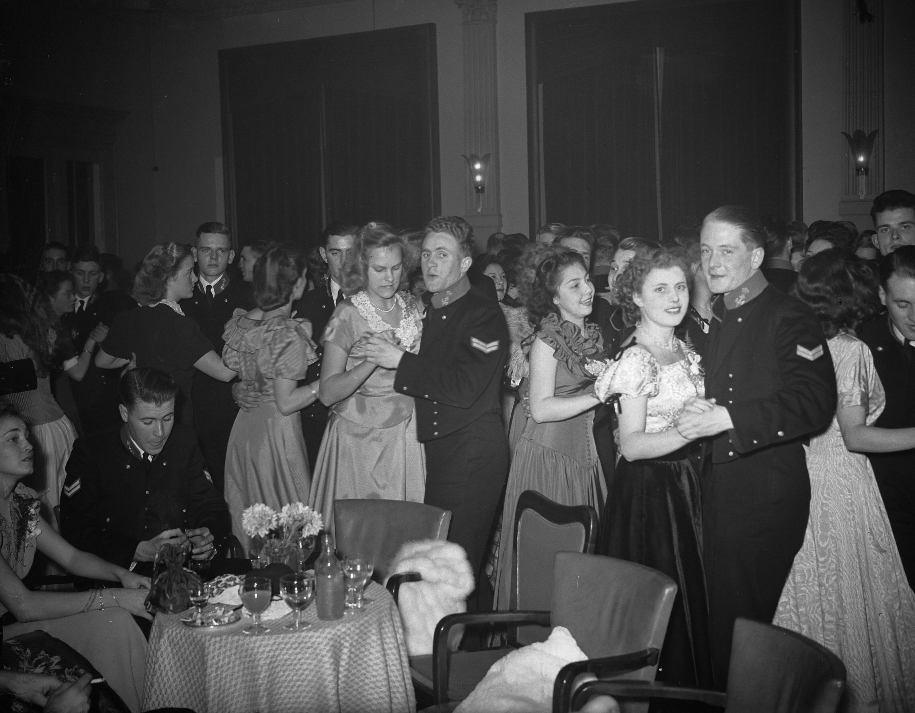 Fotocollectie Anefo — Bal adelborsten Kurhaus Scheveningen @ — Foto: Merk, Ben / Anefo. Licentie: Set B: Rechtenvrij / Publiek Domein. Bron: Nationaal Archief. http://hdl.handle.net/10648/a8c1865c-d0b4-102d-bcf8-003048976d84