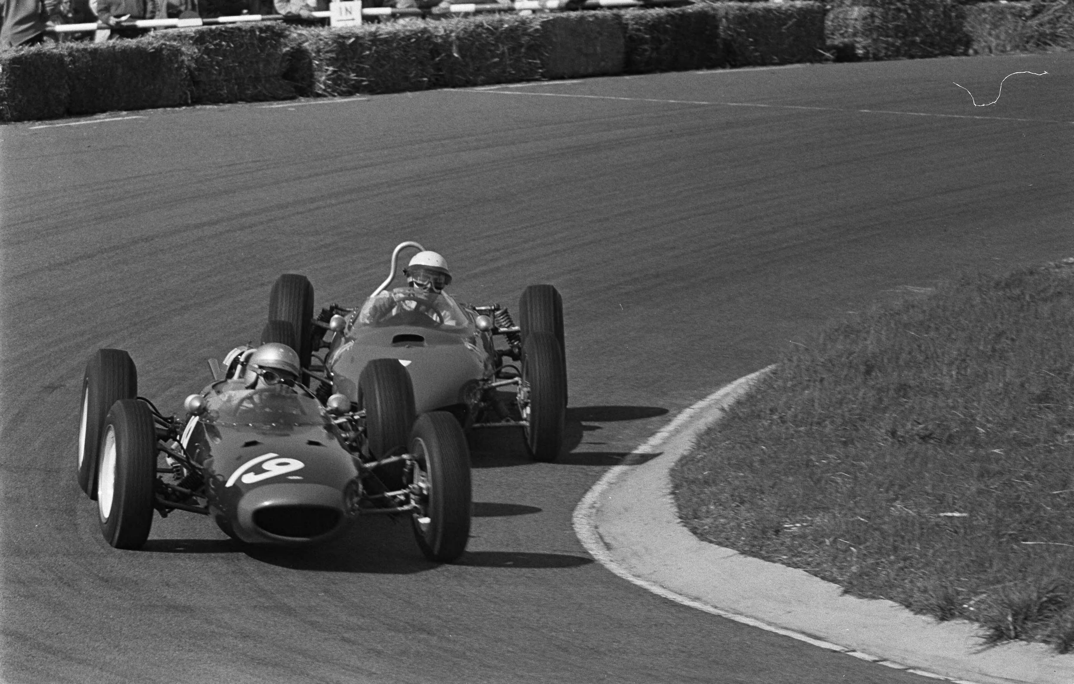 Grand Prix Zandvoort 1962 — Grand Prix van Zandvoort. John Surtees (19, Lola-Climax) — Foto: Bilsen, Joop van / Anefo. Licentie: Set B: Rechtenvrij / Publiek Domein. Bron: Nationaal Archief. http://hdl.handle.net/10648/aa0963d6-d0b4-102d-bcf8-003048976d84
