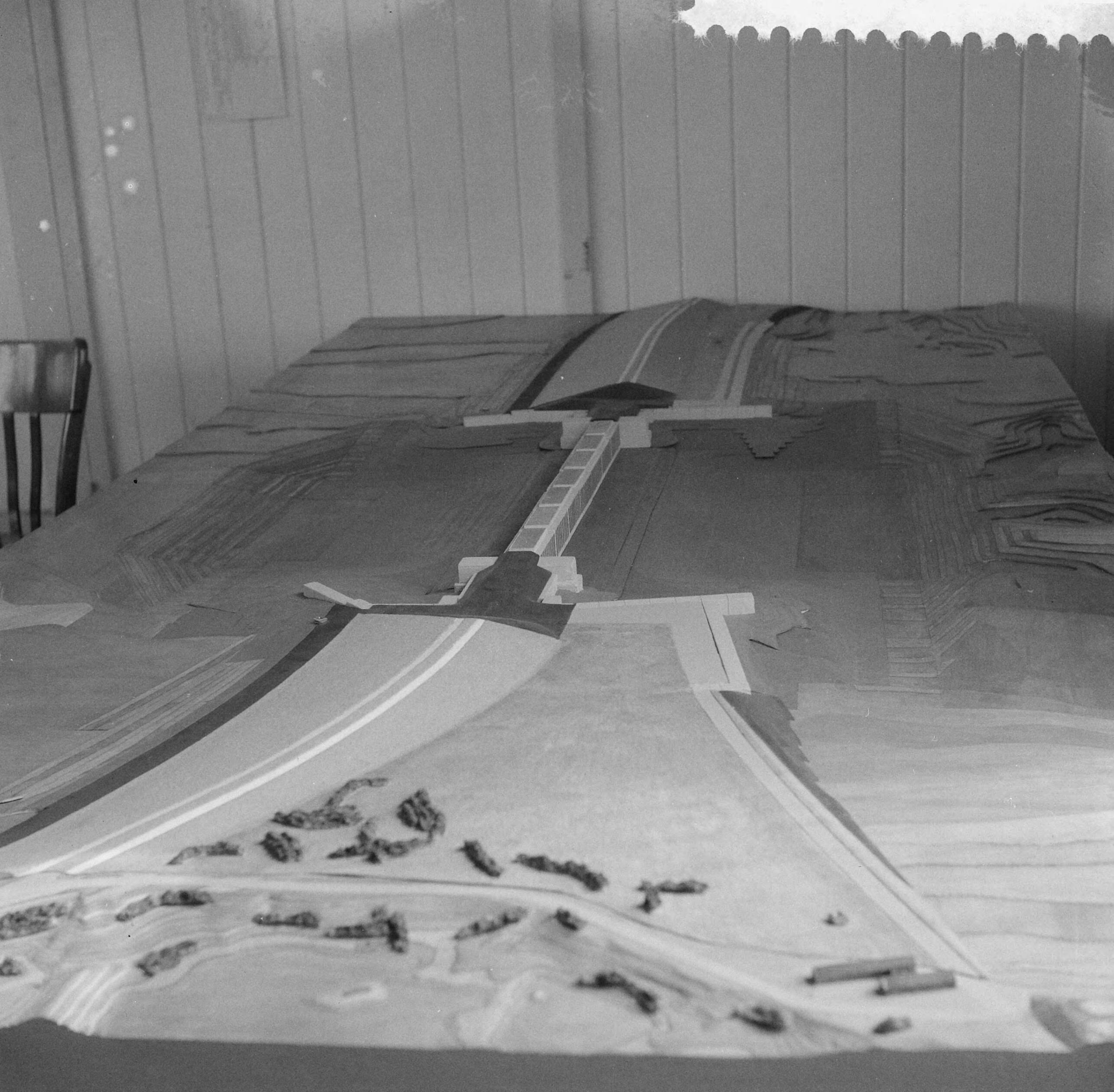Fotocollectie Anefo — De eerste Deltadam, het dijklichaam tussen Walcheren en Noord-Beveland, opgebouwd uit tientallen eenheidscaissons, die het Veerse Gat van de Noordzee zal afsnijden. Maquette in de directiekeet van Rijkswaterstaat te Veere — Foto: Slagboom, Anton / Anefo. Licentie: Set B: Rechtenvrij / Publiek Domein. Bron: Nationaal Archief. http://hdl.handle.net/10648/a9905dc4-d0b4-102d-bcf8-003048976d84