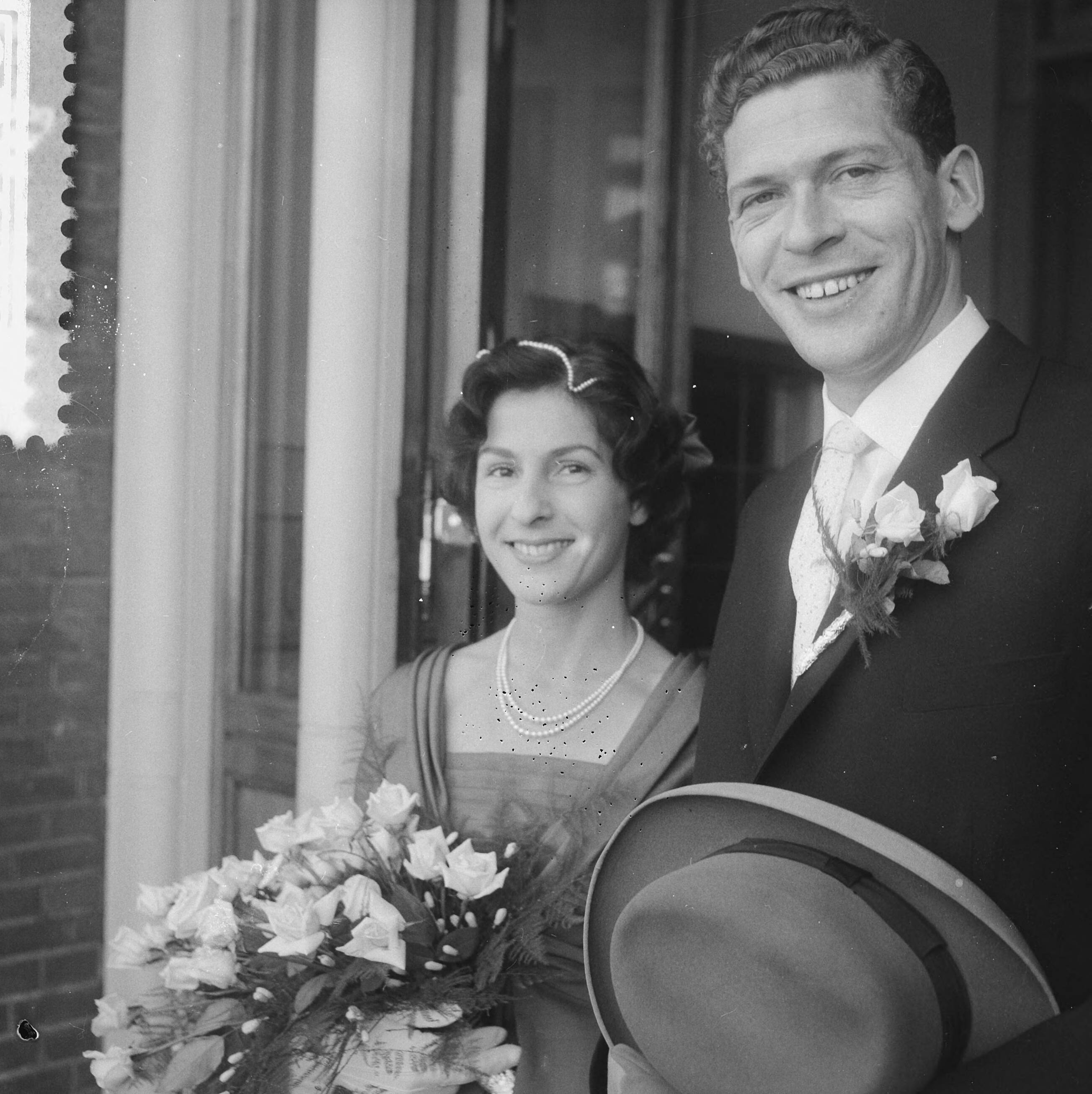 Fotocollectie Anefo — Huwelijk van AVRO-omroepster Ilse Wessel en zanger Jaap Dubbelboer te Baarn — Foto: Noske, J.D. / Anefo. Licentie: Set B: Rechtenvrij / Publiek Domein. Bron: Nationaal Archief. http://hdl.handle.net/10648/a9992ef4-d0b4-102d-bcf8-003048976d84