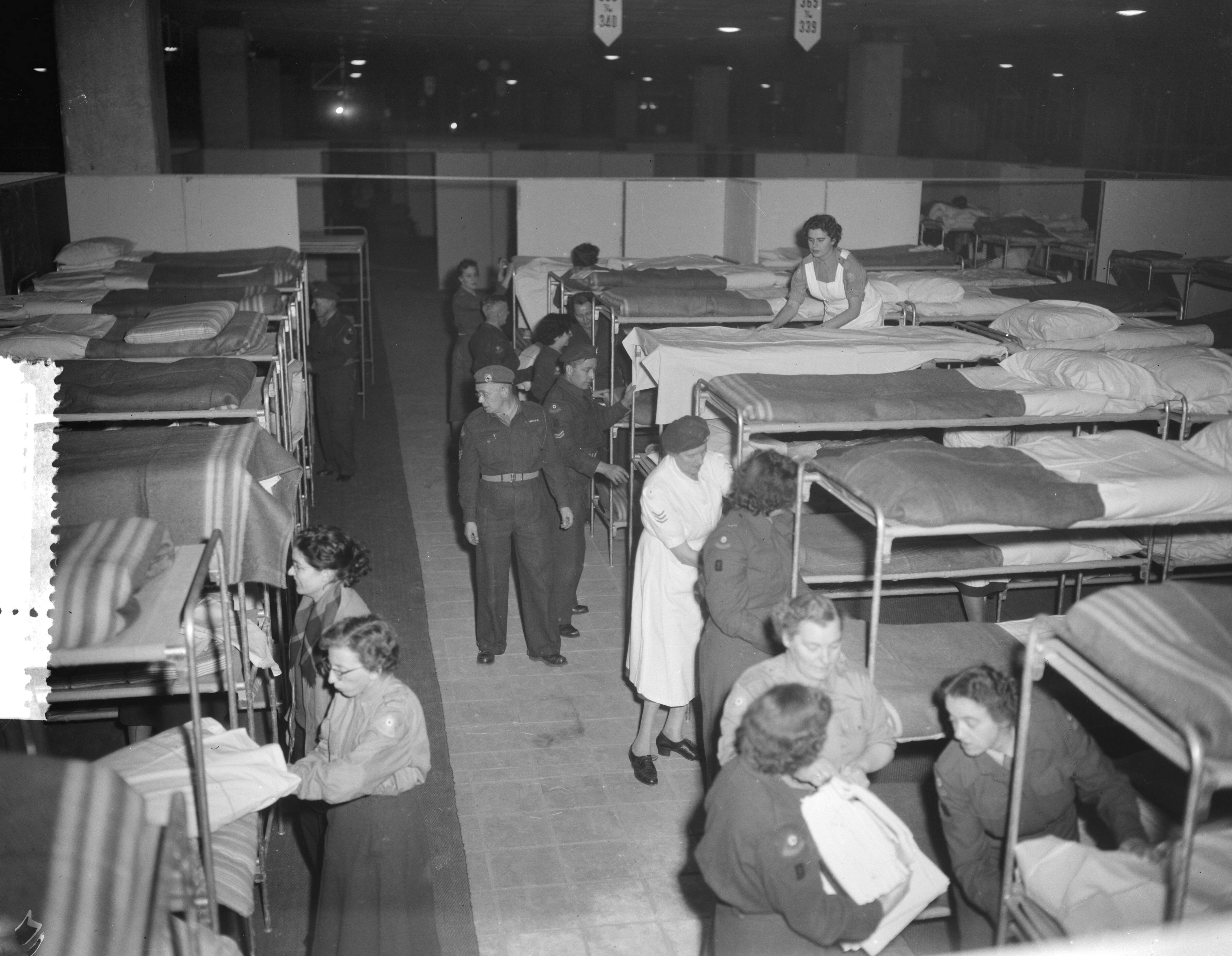 Fotocollectie Anefo — Ontvangst van Hongaarse vluchtelingen te Utrecht. Gereedmaken Jaarbeurshal — Foto: Bilsen, Joop van / Anefo. Licentie: Set B: Rechtenvrij / Publiek Domein. Bron: Nationaal Archief. http://hdl.handle.net/10648/a952a740-d0b4-102d-bcf8-003048976d84