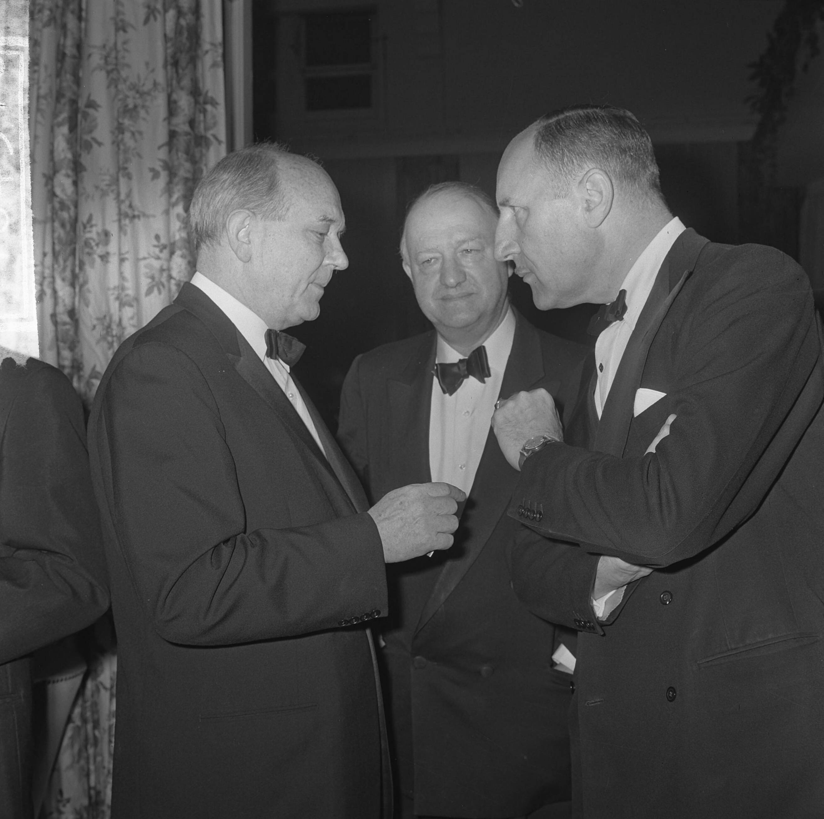 Fotocollectie Anefo — Regeringsdiner voor NATO conferentie in het Kurhaus te Scheveningen, v.l.n.r. in gesprek de ministers Rusk, Butler en Luns — Foto: Koch, Eric / Anefo. Licentie: Set B: Rechtenvrij / Publiek Domein. Bron: Nationaal Archief. http://hdl.handle.net/10648/aa690bd8-d0b4-102d-bcf8-003048976d84