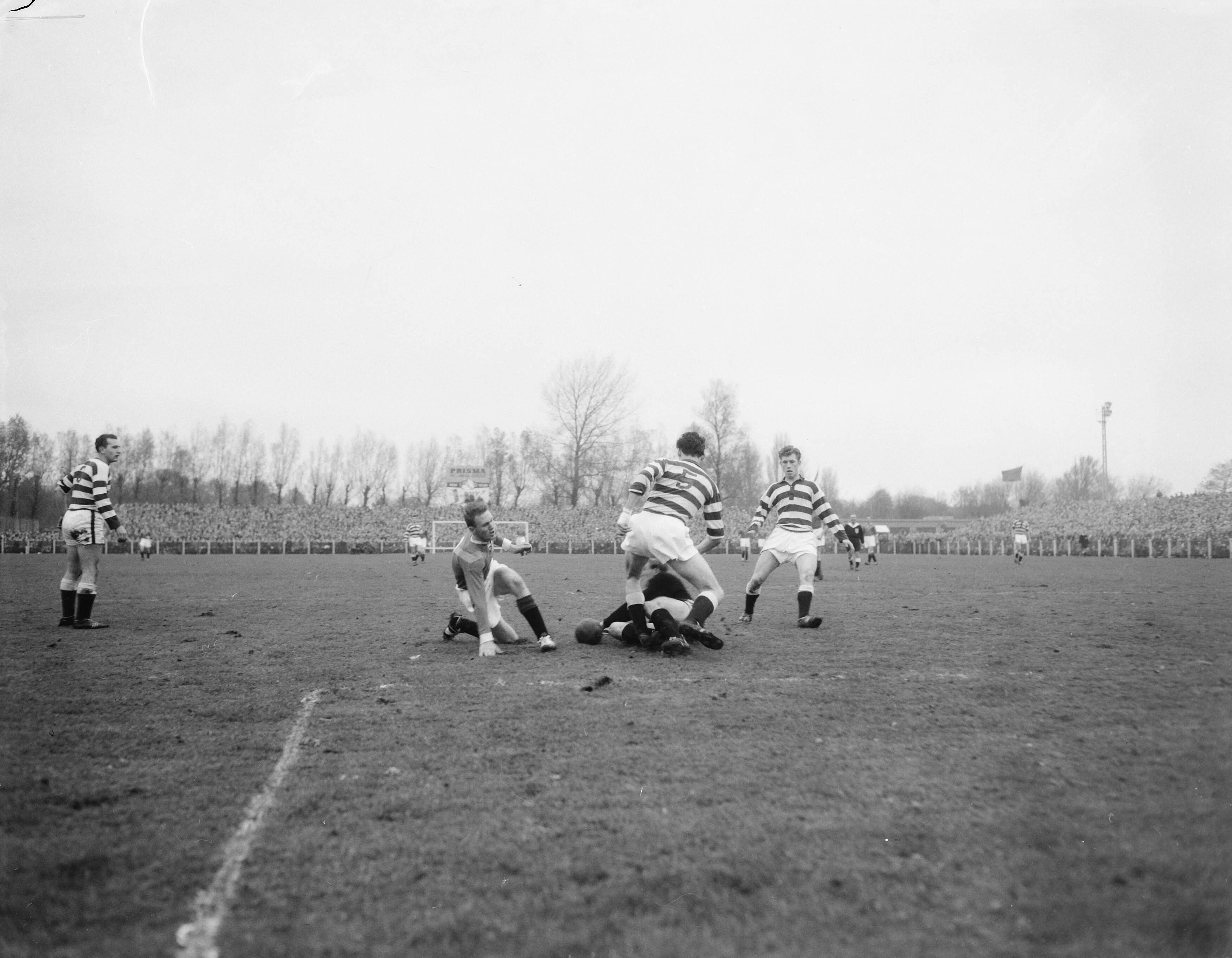 Fotocollectie Anefo — Voetbal. ADO tegen Blauw-Wit 1-0. Spelmoment — Foto: Pot, Harry / Anefo. Licentie: Set B: Rechtenvrij / Publiek Domein. Bron: Nationaal Archief. http://hdl.handle.net/10648/a96e41b2-d0b4-102d-bcf8-003048976d84