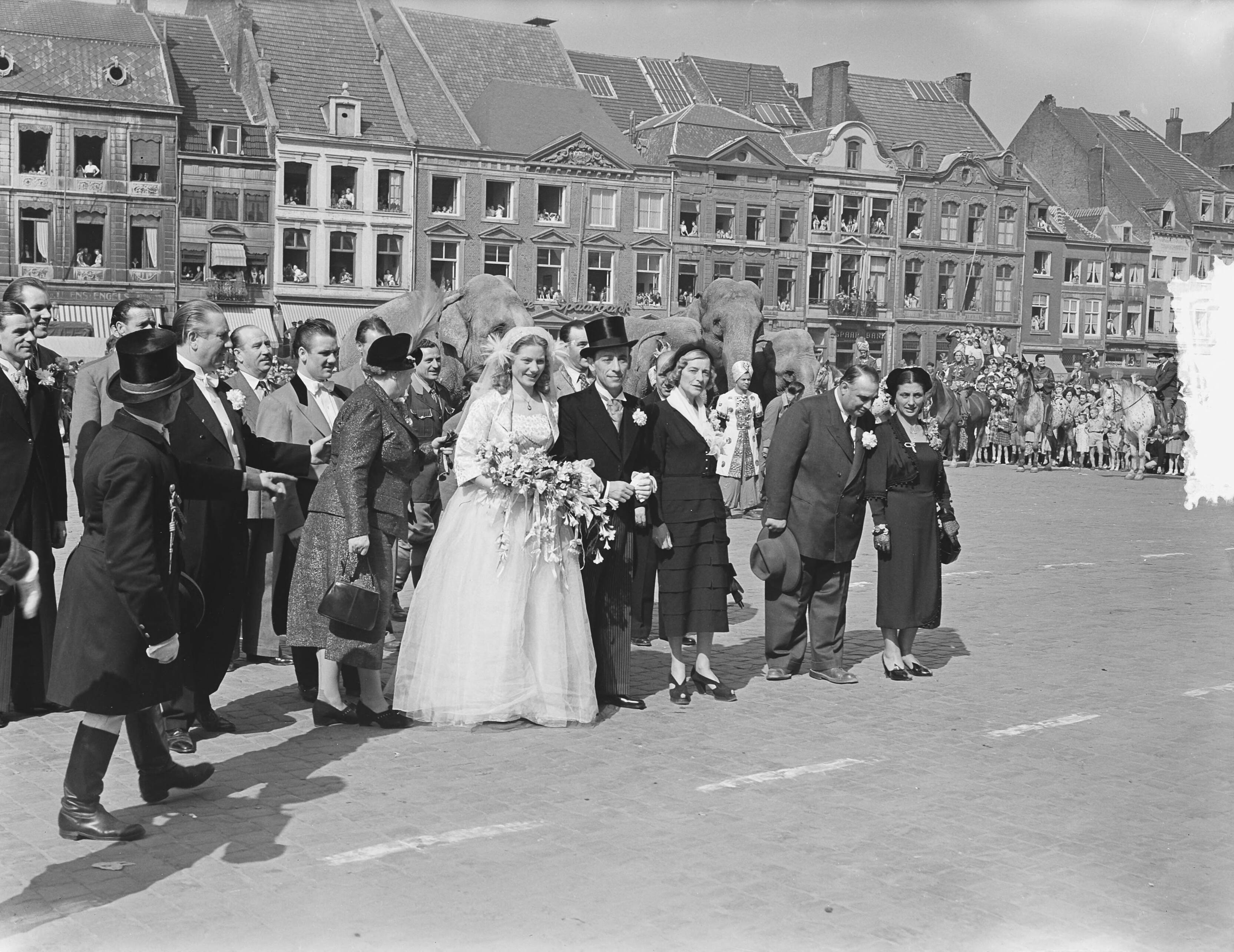 Fotocollectie Anefo — Circus-huwelijk te Maastricht, José Mullens werd de vrouw van Henry Strassburger. — Foto: Pot, Harry / Anefo. Licentie: Set B: Rechtenvrij / Publiek Domein. Bron: Nationaal Archief. http://hdl.handle.net/10648/a8f818d4-d0b4-102d-bcf8-003048976d84