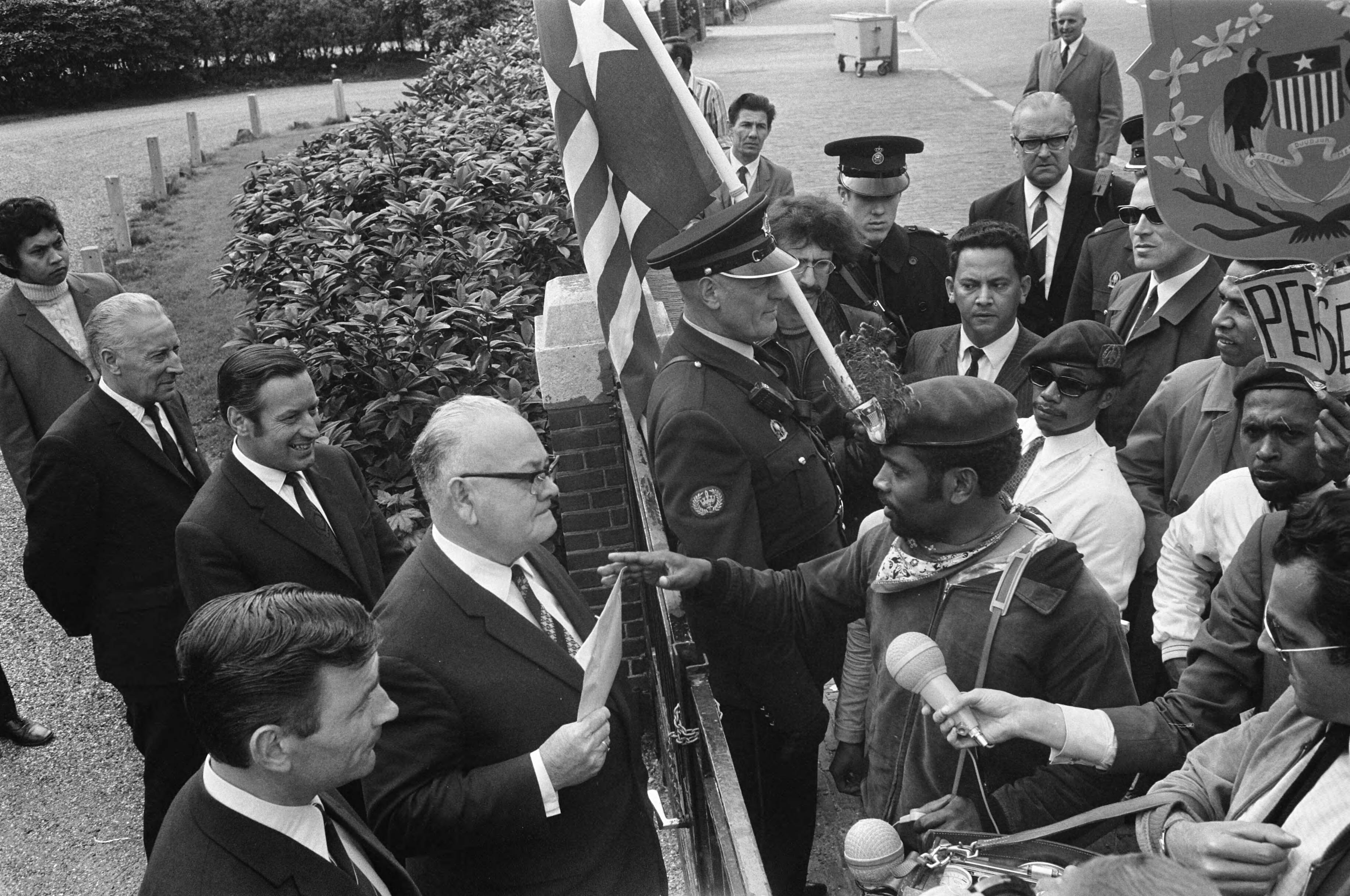 Fotocollectie Anefo — Demonstratie van Papoea's in Den Haag met spandoeken — Foto: Koch, Eric / Anefo. Licentie: Set B: Rechtenvrij / Publiek Domein. Bron: Nationaal Archief. http://hdl.handle.net/10648/ab68906c-d0b4-102d-bcf8-003048976d84