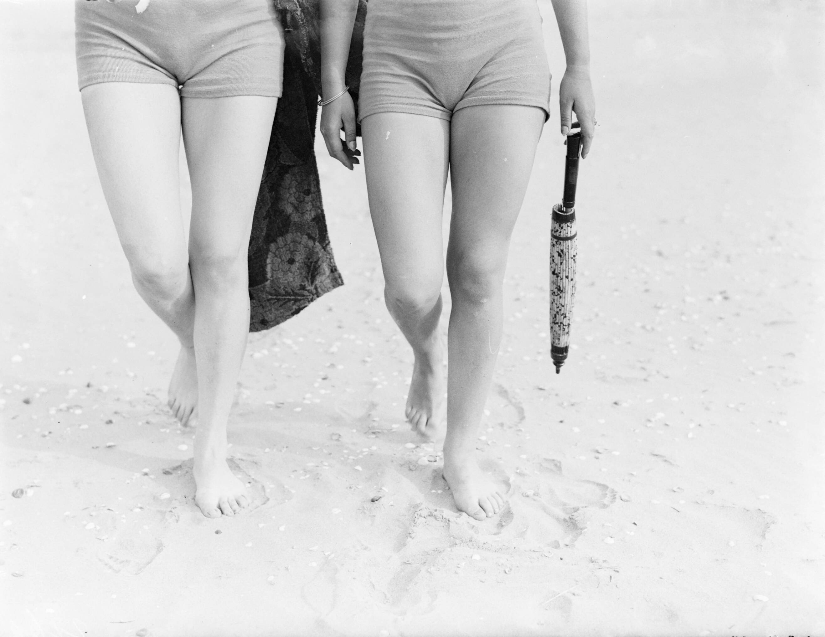 Reportage fotomodel — Eva Waldschmidt en Nell Langlais lopen in het zand — Foto: Poll, Willem van de. Licentie: Set B: Rechtenvrij / Publiek Domein. Bron: Nationaal Archief. http://hdl.handle.net/10648/aea80244-d0b4-102d-bcf8-003048976d84