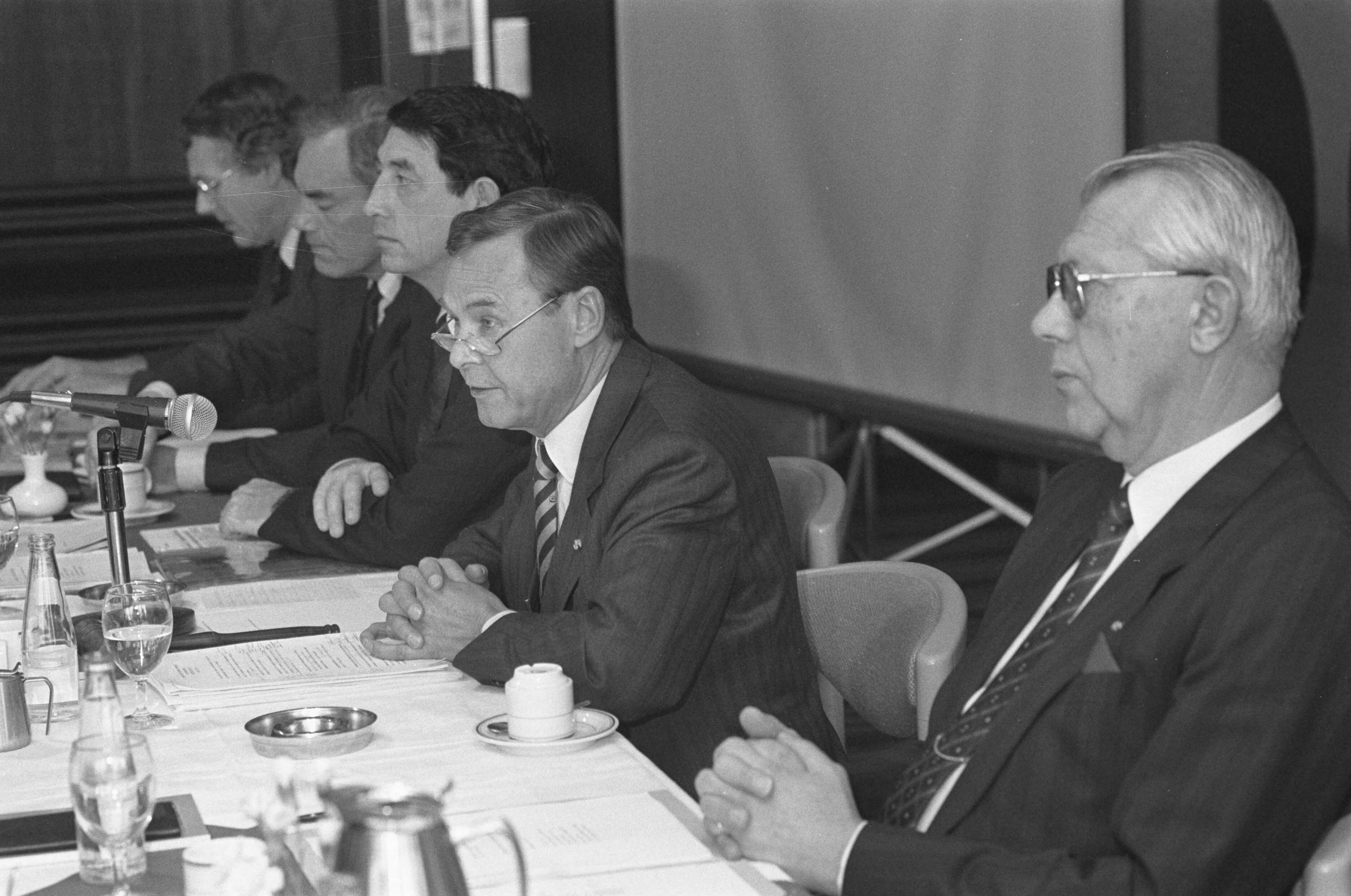 Fotocollectie Anefo — Opdracht Financieel Dagblad ; aandeelhoudersvergadering van Twijnstra en Gudde in Deventer — Foto: Croes, Rob C. / Anefo. Licentie: Set B: Rechtenvrij / Publiek Domein. Bron: Nationaal Archief. http://hdl.handle.net/10648/ad69dcd6-d0b4-102d-bcf8-003048976d84