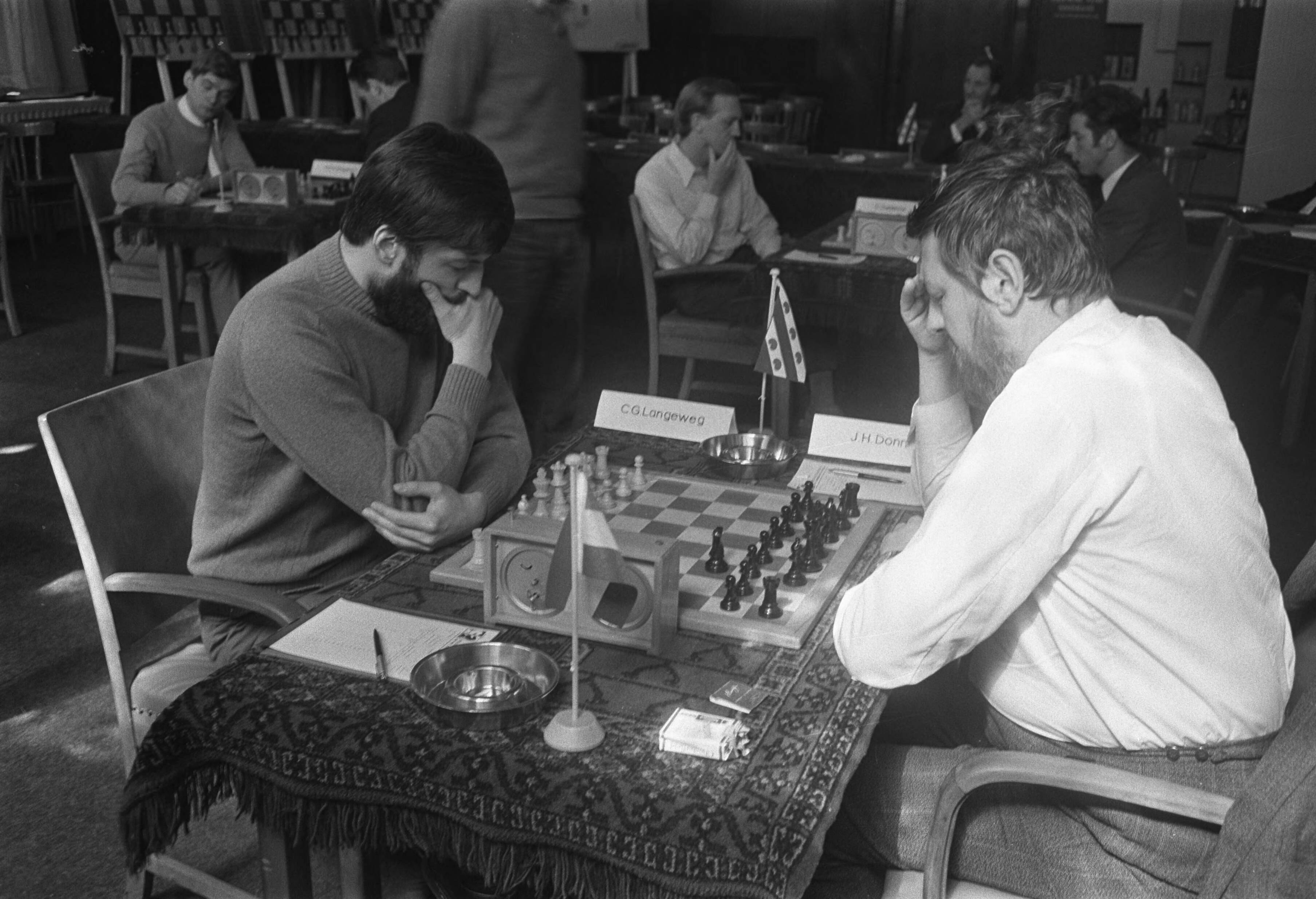Fotocollectie Anefo — Nationale schaakkampioenschappen te Leeuwarden Langeweg (links) en Donner — Foto: Koch, Eric / Anefo. Licentie: Set B: Rechtenvrij / Publiek Domein. Bron: Nationaal Archief. http://hdl.handle.net/10648/ab64c34c-d0b4-102d-bcf8-003048976d84