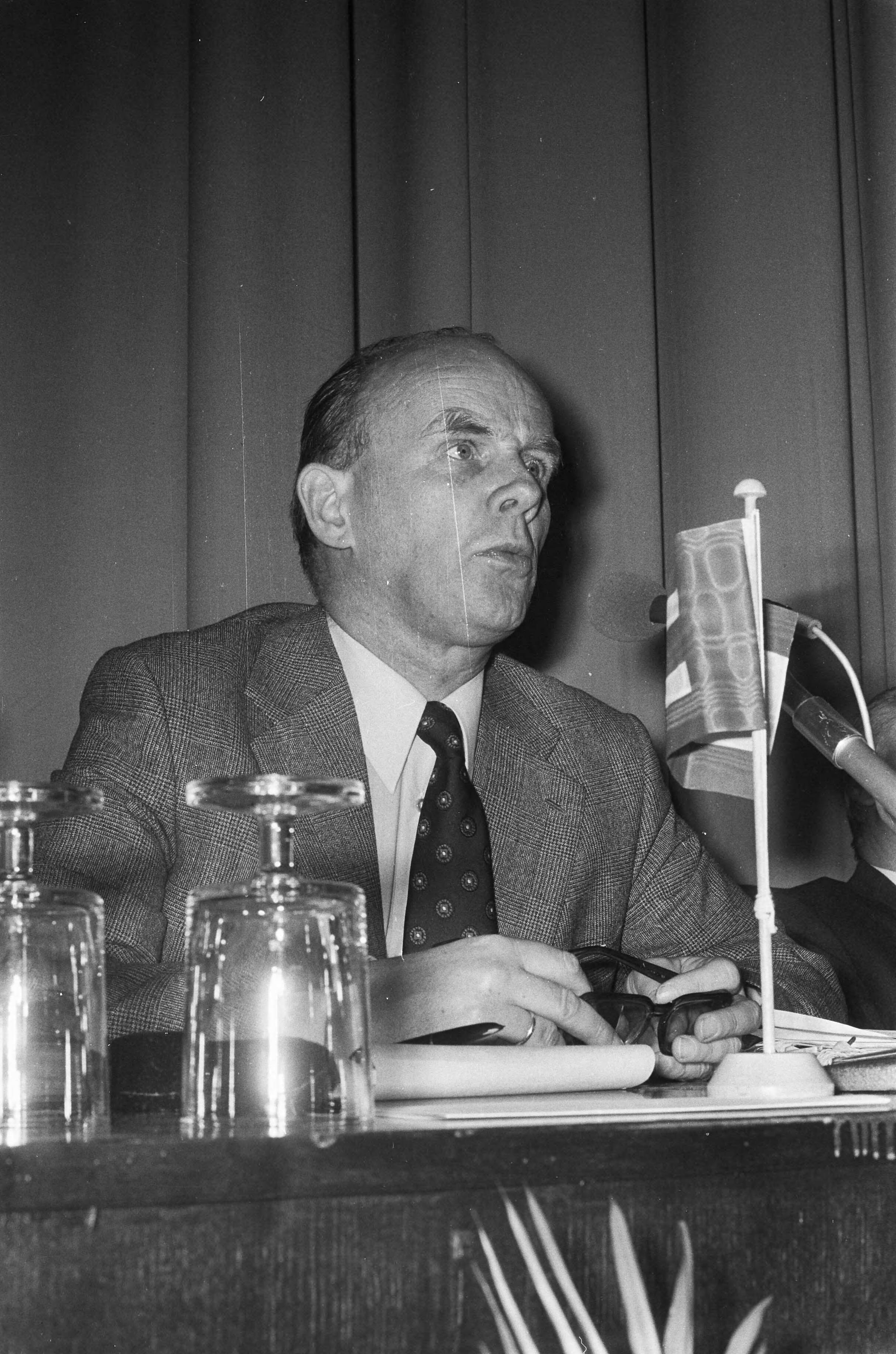 Conferentie van de Europese Beweging in Utrecht — H. G. Buiter (burgemeester van Groningen) — Foto: Fotograaf Onbekend / Anefo. Licentie: Set B: Rechtenvrij / Publiek Domein. Bron: Nationaal Archief. http://hdl.handle.net/10648/ac3cff6e-d0b4-102d-bcf8-003048976d84