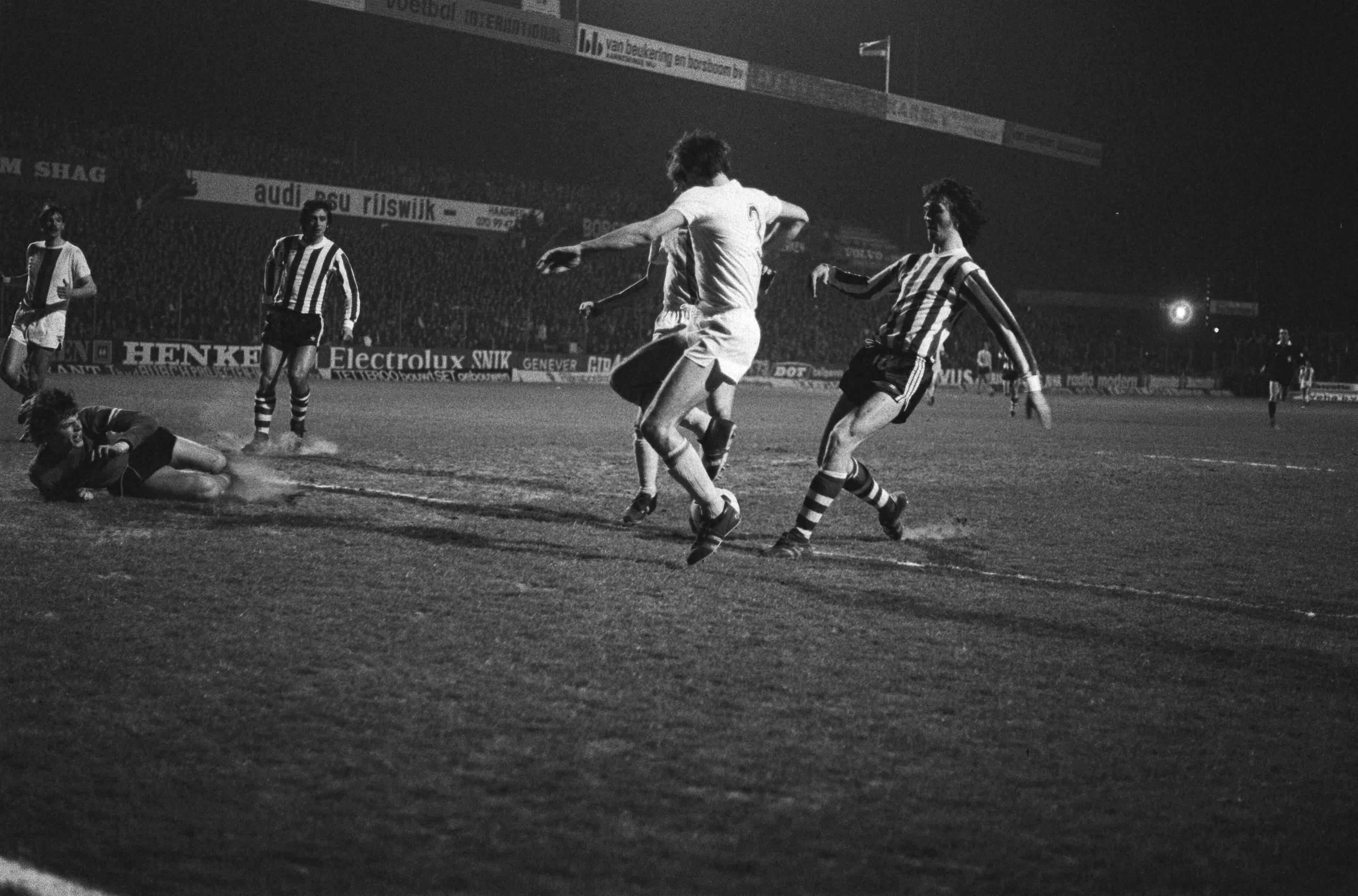 Fotocollectie Anefo — FC Den Haag - PSV: 1-1 (KNVB beker). Links keeper Galjé, midden Van der Kuylen, rechts Edström — Foto: Peters, Hans / Anefo. Licentie: Set B: Rechtenvrij / Publiek Domein. Bron: Nationaal Archief. http://hdl.handle.net/10648/ac97357e-d0b4-102d-bcf8-003048976d84