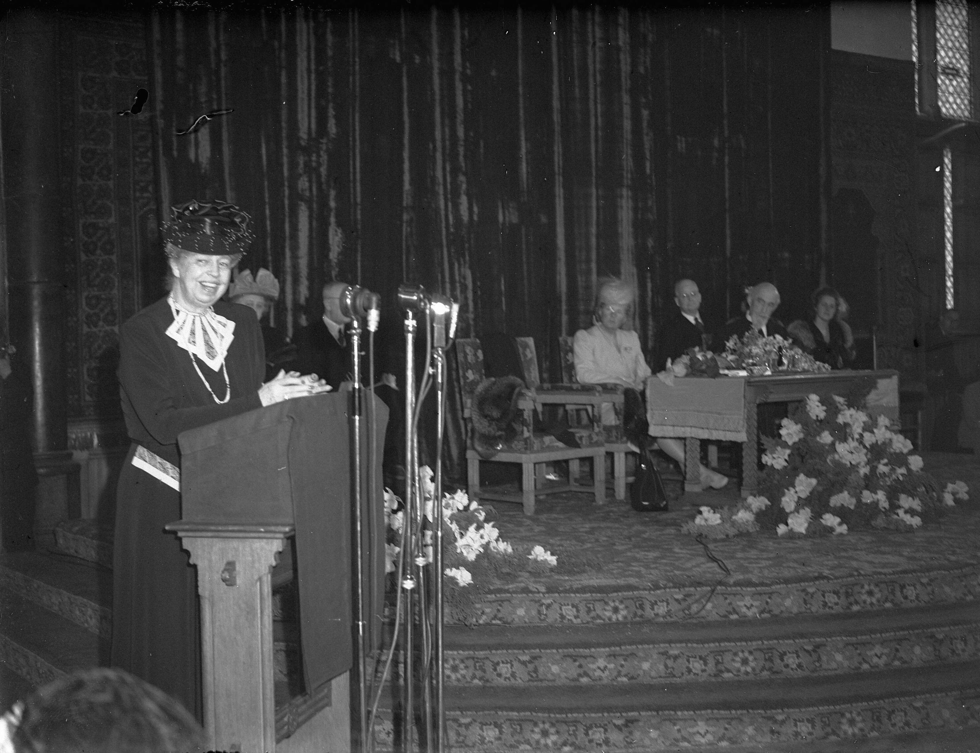 Fotocollectie Anefo — Mevrouw Roosevelt in Den Haag met prinses Juliana. Tijdens speech van Eleanor Roosevelt in de Ridderzaal — Foto: Noske, J.D. / Anefo. Licentie: Set B: Rechtenvrij / Publiek Domein. Bron: Nationaal Archief. http://hdl.handle.net/10648/a8b55030-d0b4-102d-bcf8-003048976d84