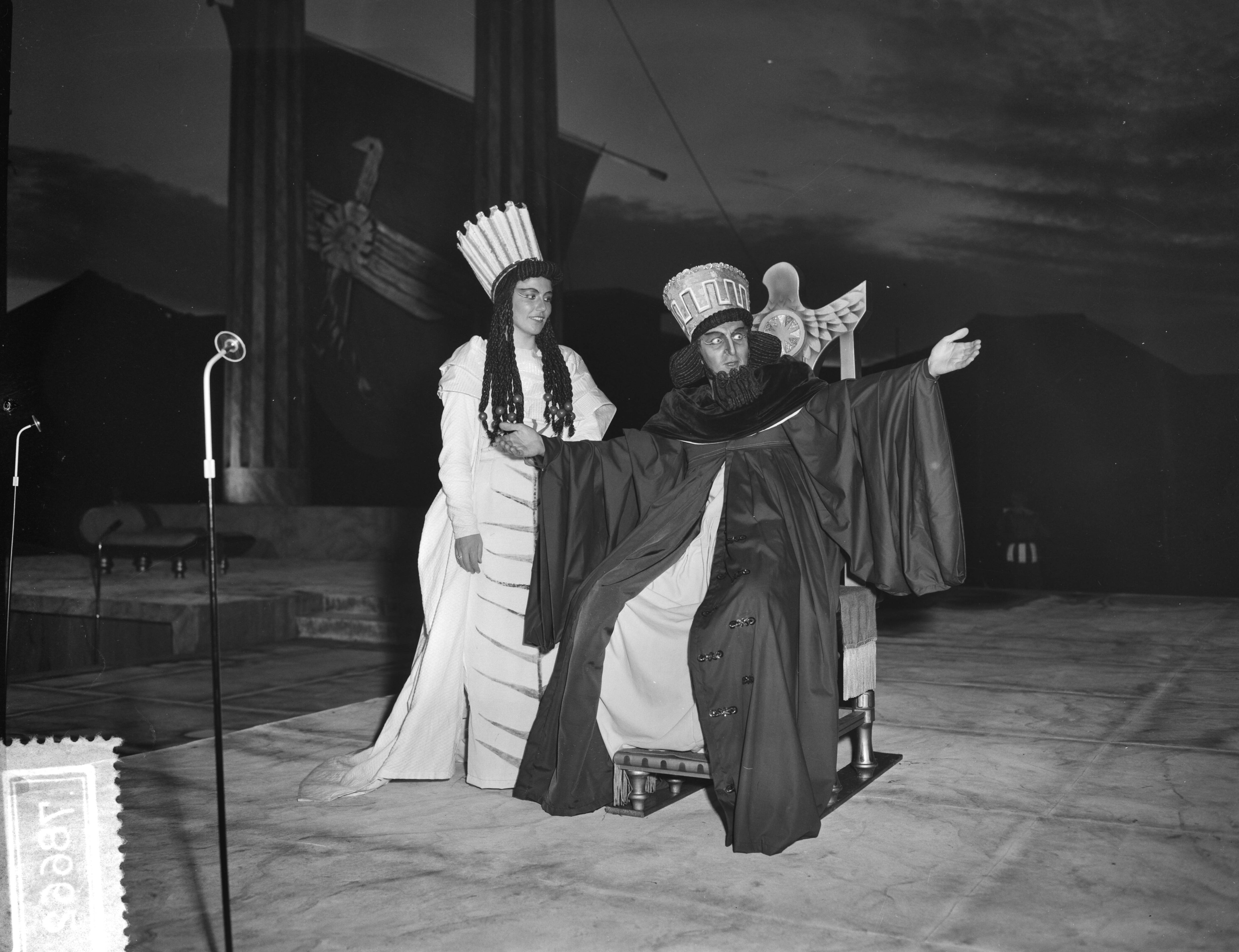 Lustrum USC Utrecht (1956) — Generale repetitie het lustrumspel "Xerxes" van het USC — Foto: Bilsen, Joop van / Anefo. Licentie: Set B: Rechtenvrij / Publiek Domein. Bron: Nationaal Archief. http://hdl.handle.net/10648/a94aff54-d0b4-102d-bcf8-003048976d84