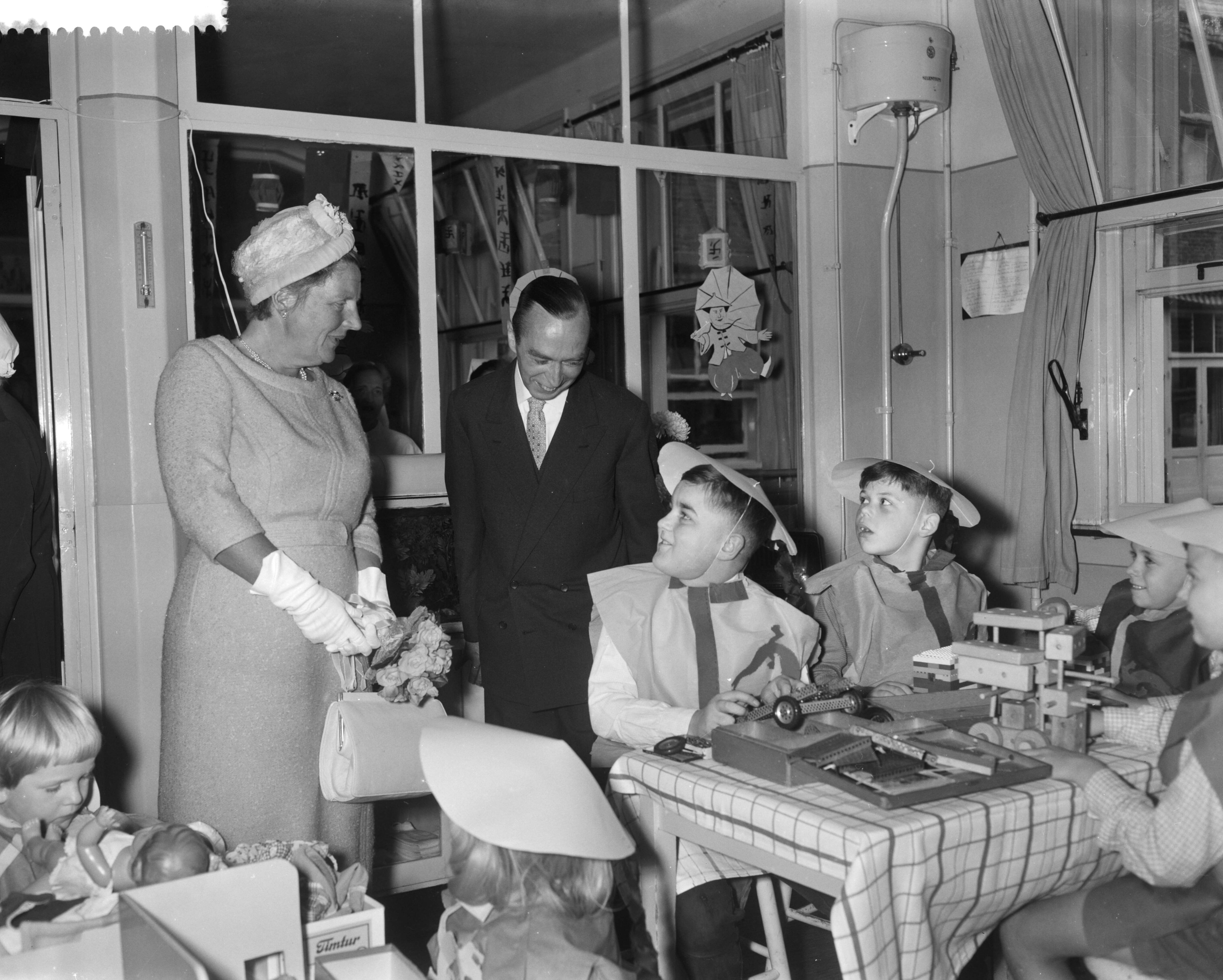 Koningin Juliana bezoekt het Juliana Kinderziekenhuis in Den Haag — Koningin Juliana bezoekt het Juliana Kinderziekenhuis aan de dr. van Welylaan in Den Haag. Kinderen van de interne afdeling verkleed als Chineesjes, naast koningin Juliana geneesheer-directeur dr. W. van Zeben — Foto: Bilsen, Joop van / Anefo. Licentie: Set B: Rechtenvrij / Publiek Domein. Bron: Nationaal Archief. http://hdl.handle.net/10648/a9b9f0e4-d0b4-102d-bcf8-003048976d84