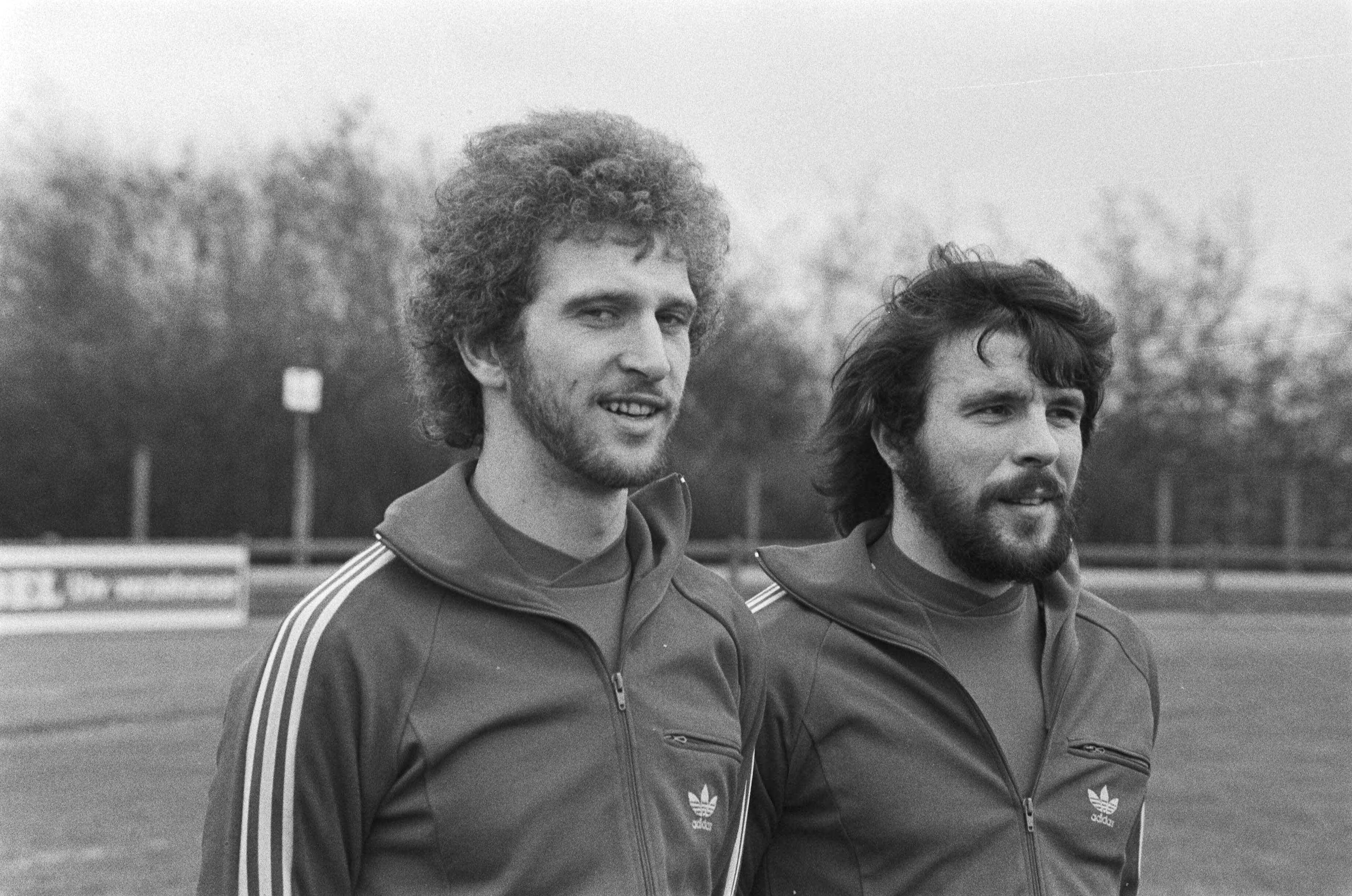 Fotocollectie Anefo — Training Belgisch nationale voetbalelftal in Mechelen voor de wedstrijd woensdag tegen Nederland (voorronde WK) Ludo Coeck (l) en Eric Gerets — Foto: Dijk, Hans van / Anefo. Licentie: Set B: Rechtenvrij / Publiek Domein. Bron: Nationaal Archief. http://hdl.handle.net/10648/acedce84-d0b4-102d-bcf8-003048976d84
