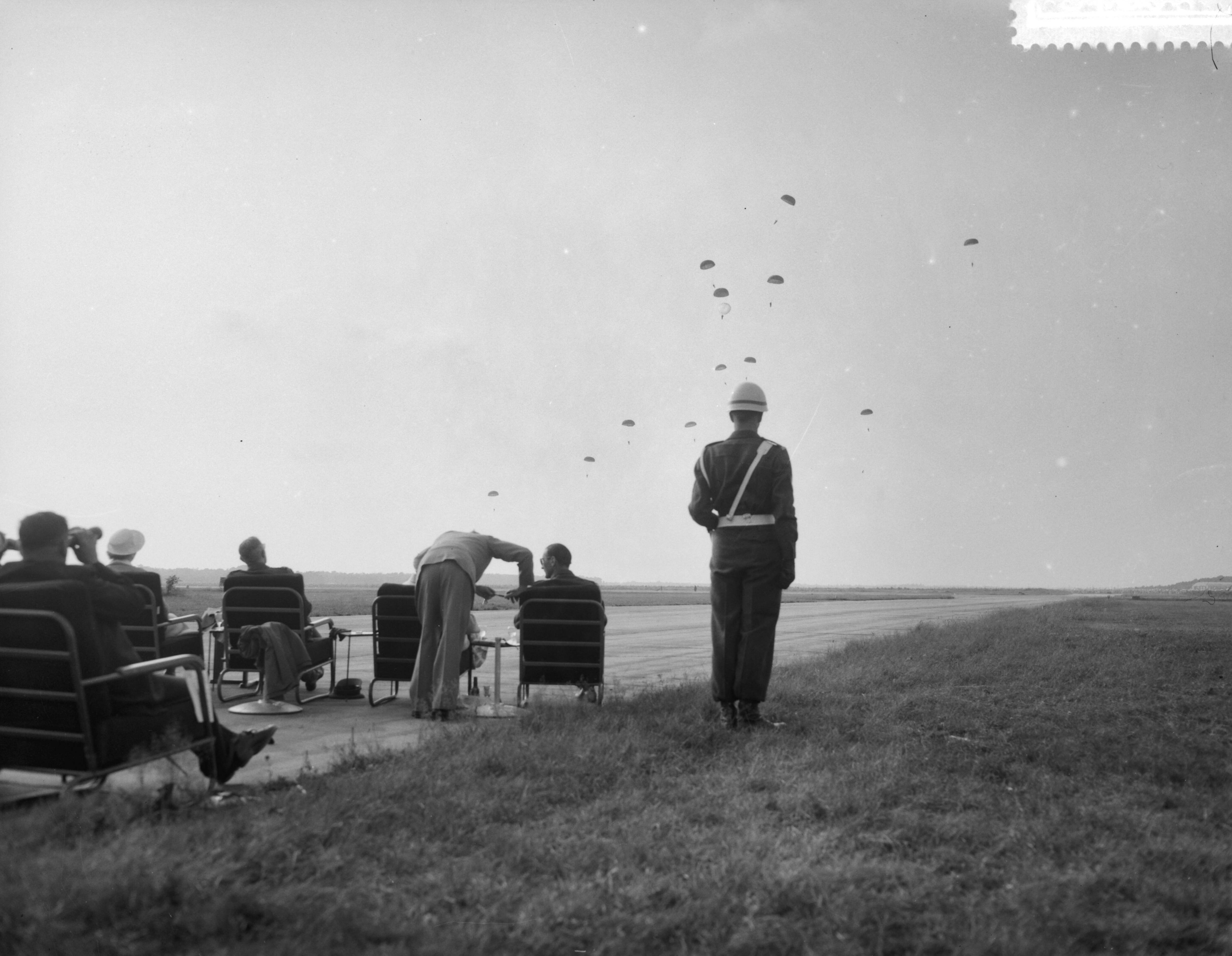 Fotocollectie Anefo — Vliegfeest op Soesterberg t.g.v. het 45-jarig bestaan van de Koninklijke Luchtmacht. De koninklijke familie op het terras — Foto: Noske, J.D. / Anefo. Licentie: Set B: Rechtenvrij / Publiek Domein. Bron: Nationaal Archief. http://hdl.handle.net/10648/a97fd292-d0b4-102d-bcf8-003048976d84