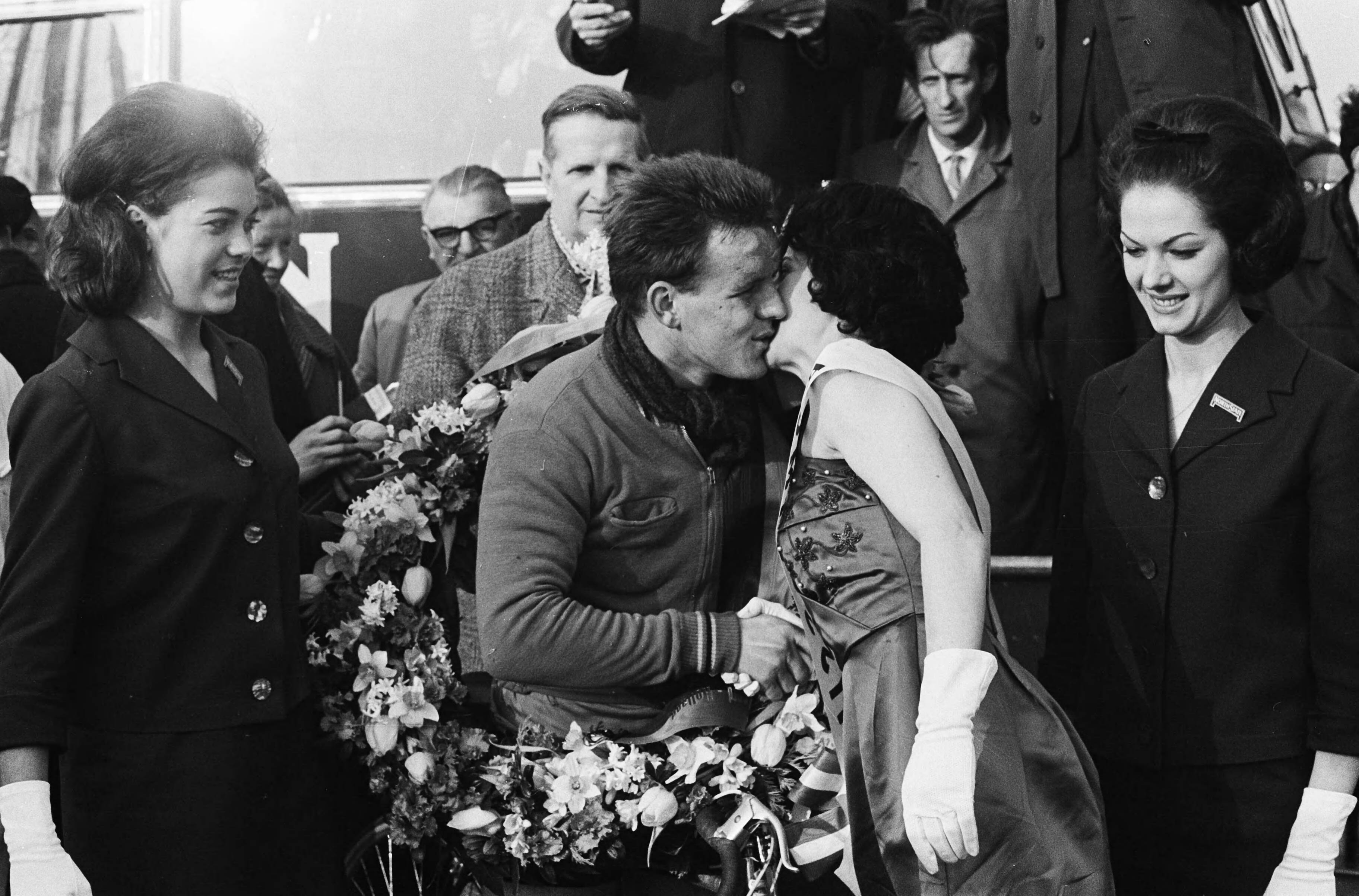 Fotocollectie Anefo — Ronde van Noord-Holland. Winnaar Rinus Paul krijgt een kus van de rondemiss — Foto: Gelderen, Hugo van / Anefo. Licentie: Set B: Rechtenvrij / Publiek Domein. Bron: Nationaal Archief. http://hdl.handle.net/10648/aa312128-d0b4-102d-bcf8-003048976d84